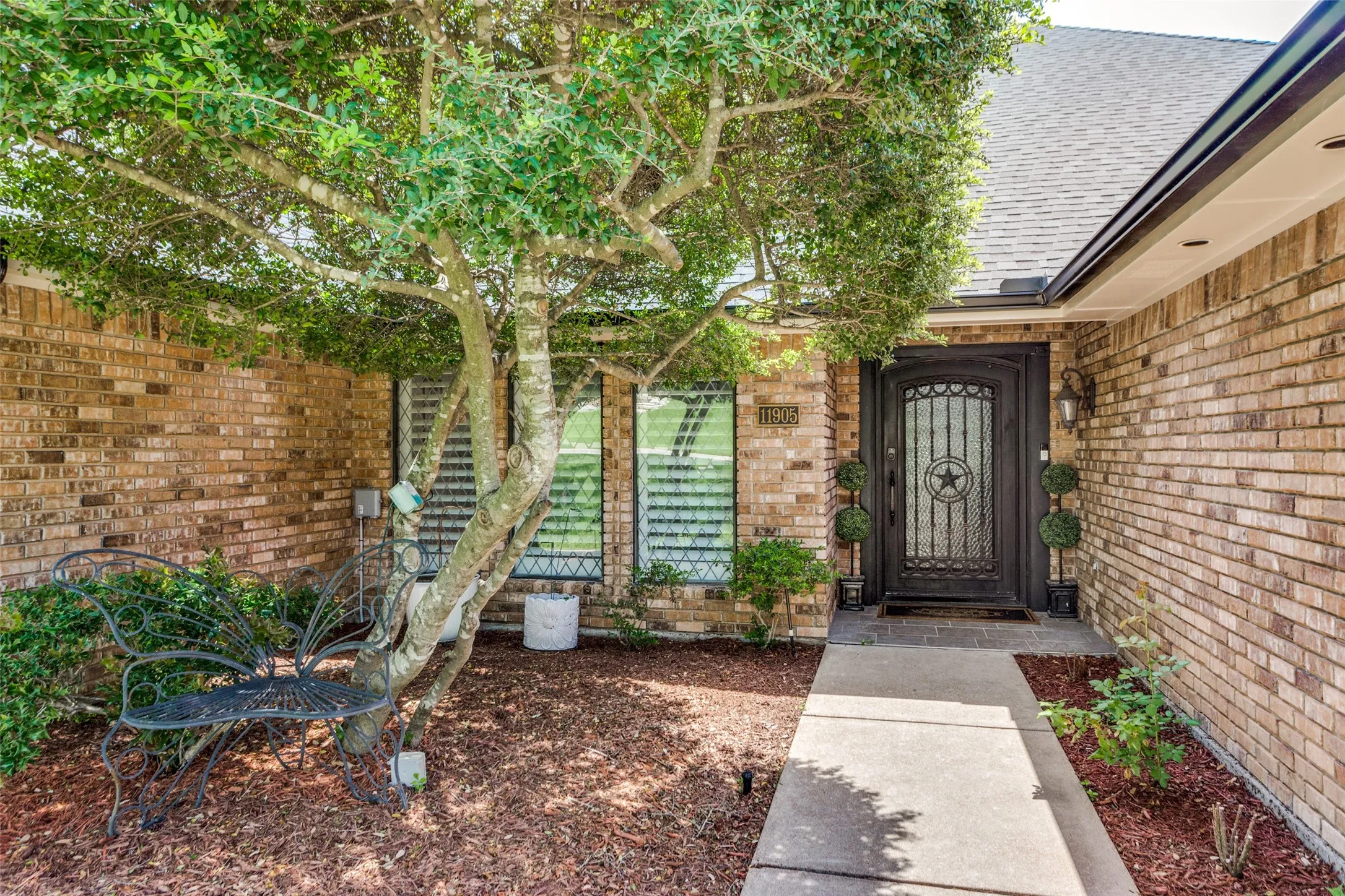 Single Family Residence For Rent in Tarrant County , 11905 Blue Creek Drive, Fort Worth, Texas 76008, 4 Bedroom, 4 Bathroom, 2 Garage spaces, 3,404 Sqft, built in 1984, mls#21398227, Real Estate Agent in Fort Worth, Homes For Rent in Tarrant county, Homes For Rent in Fort Worth, Realtor in Fort Worth Texas, Real Estate Brokerage Independent Realty Texas, Luminita Cordes Realtor