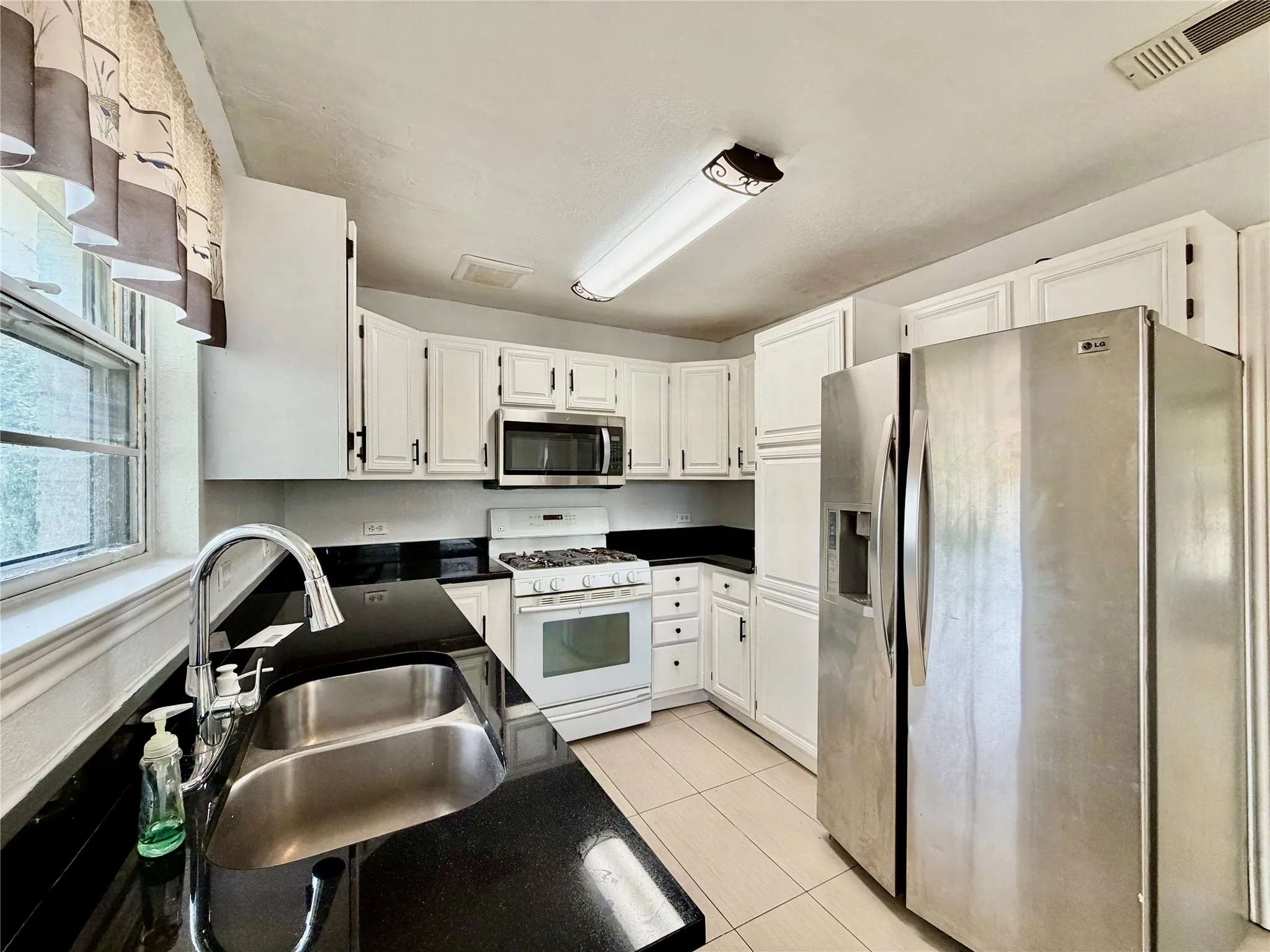 Single Family Residence For Rent in Dallas County , 1300 Elmhurst Drive, Garland, Texas 75041, 4 Bedroom, 2 Bathroom, Garage spaces, 1,843 Sqft, built in 1952, mls#21398804, Real Estate Agent in Garland, Homes For Rent in Dallas county, Homes For Rent in Garland, Realtor in Garland Texas, Real Estate Brokerage Independent Realty Texas, Luminita Cordes Realtor