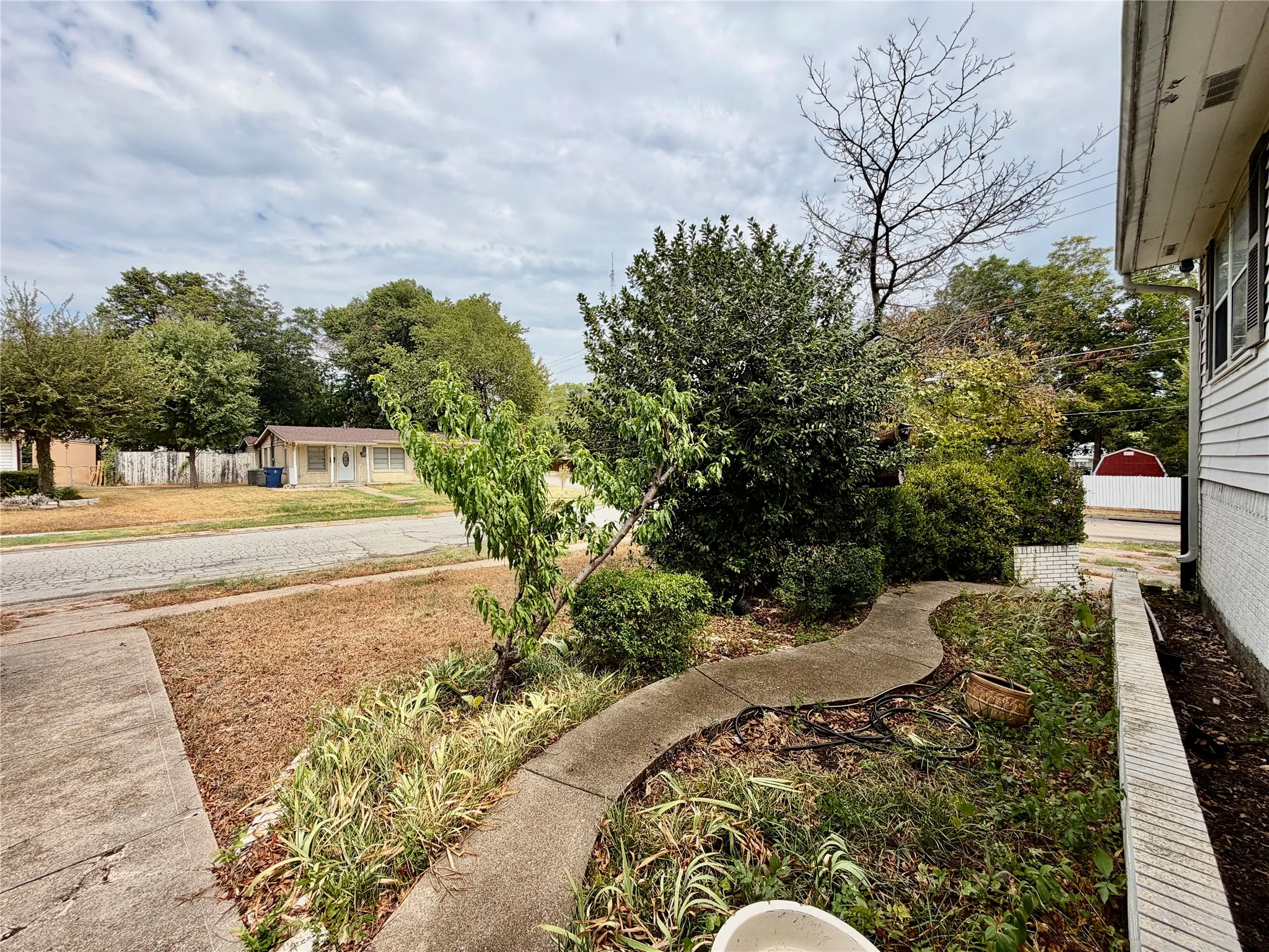 Single Family Residence For Rent in Dallas County , 1300 Elmhurst Drive, Garland, Texas 75041, 4 Bedroom, 2 Bathroom, Garage spaces, 1,843 Sqft, built in 1952, mls#21398804, Real Estate Agent in Garland, Homes For Rent in Dallas county, Homes For Rent in Garland, Realtor in Garland Texas, Real Estate Brokerage Independent Realty Texas, Luminita Cordes Realtor