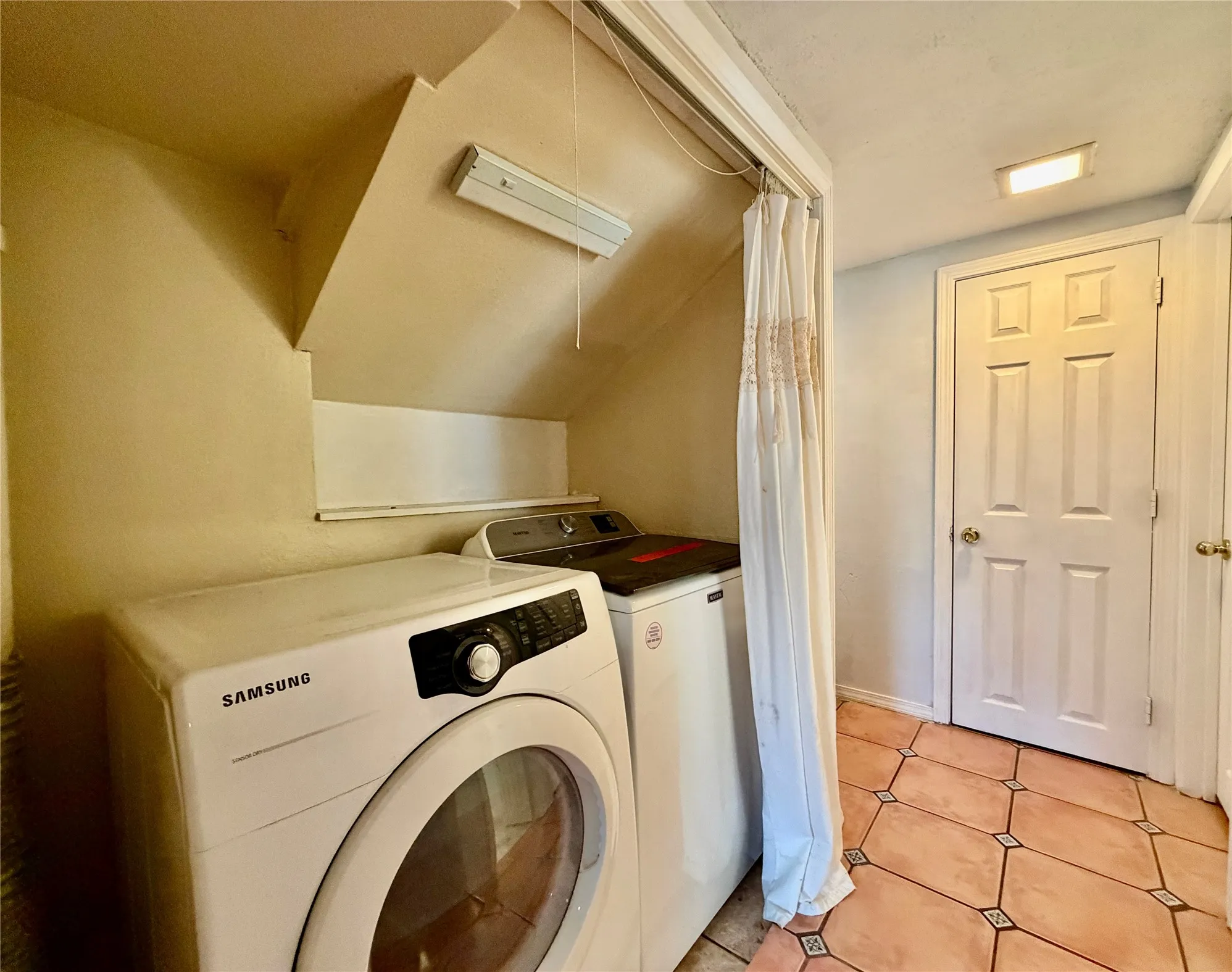 Single Family Residence For Rent in Dallas County , 1300 Elmhurst Drive, Garland, Texas 75041, 4 Bedroom, 2 Bathroom, Garage spaces, 1,843 Sqft, built in 1952, mls#21398804, Real Estate Agent in Garland, Homes For Rent in Dallas county, Homes For Rent in Garland, Realtor in Garland Texas, Real Estate Brokerage Independent Realty Texas, Luminita Cordes Realtor