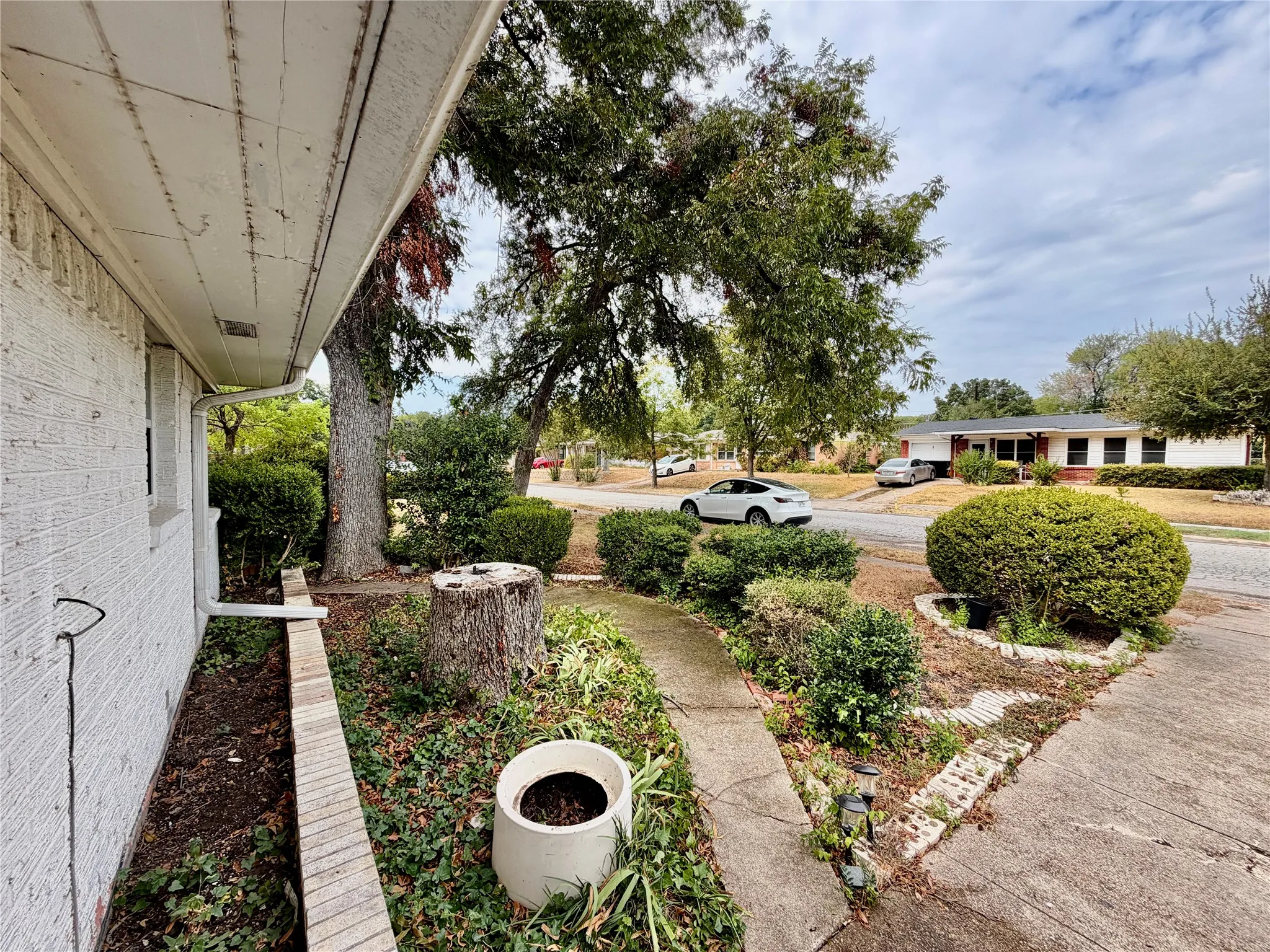 Single Family Residence For Rent in Dallas County , 1300 Elmhurst Drive, Garland, Texas 75041, 4 Bedroom, 2 Bathroom, Garage spaces, 1,843 Sqft, built in 1952, mls#21398804, Real Estate Agent in Garland, Homes For Rent in Dallas county, Homes For Rent in Garland, Realtor in Garland Texas, Real Estate Brokerage Independent Realty Texas, Luminita Cordes Realtor