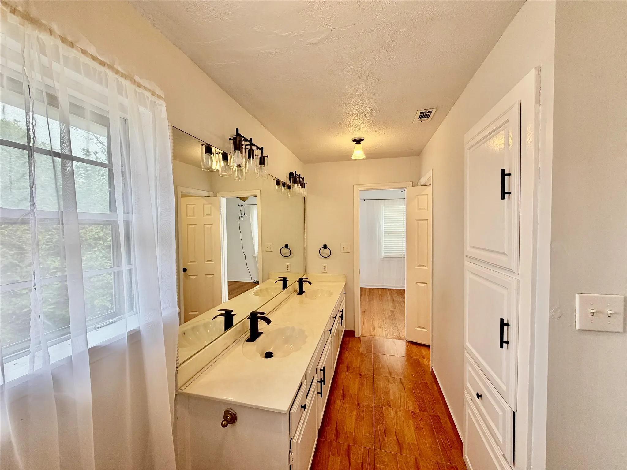 Single Family Residence For Rent in Dallas County , 1300 Elmhurst Drive, Garland, Texas 75041, 4 Bedroom, 2 Bathroom, Garage spaces, 1,843 Sqft, built in 1952, mls#21398804, Real Estate Agent in Garland, Homes For Rent in Dallas county, Homes For Rent in Garland, Realtor in Garland Texas, Real Estate Brokerage Independent Realty Texas, Luminita Cordes Realtor