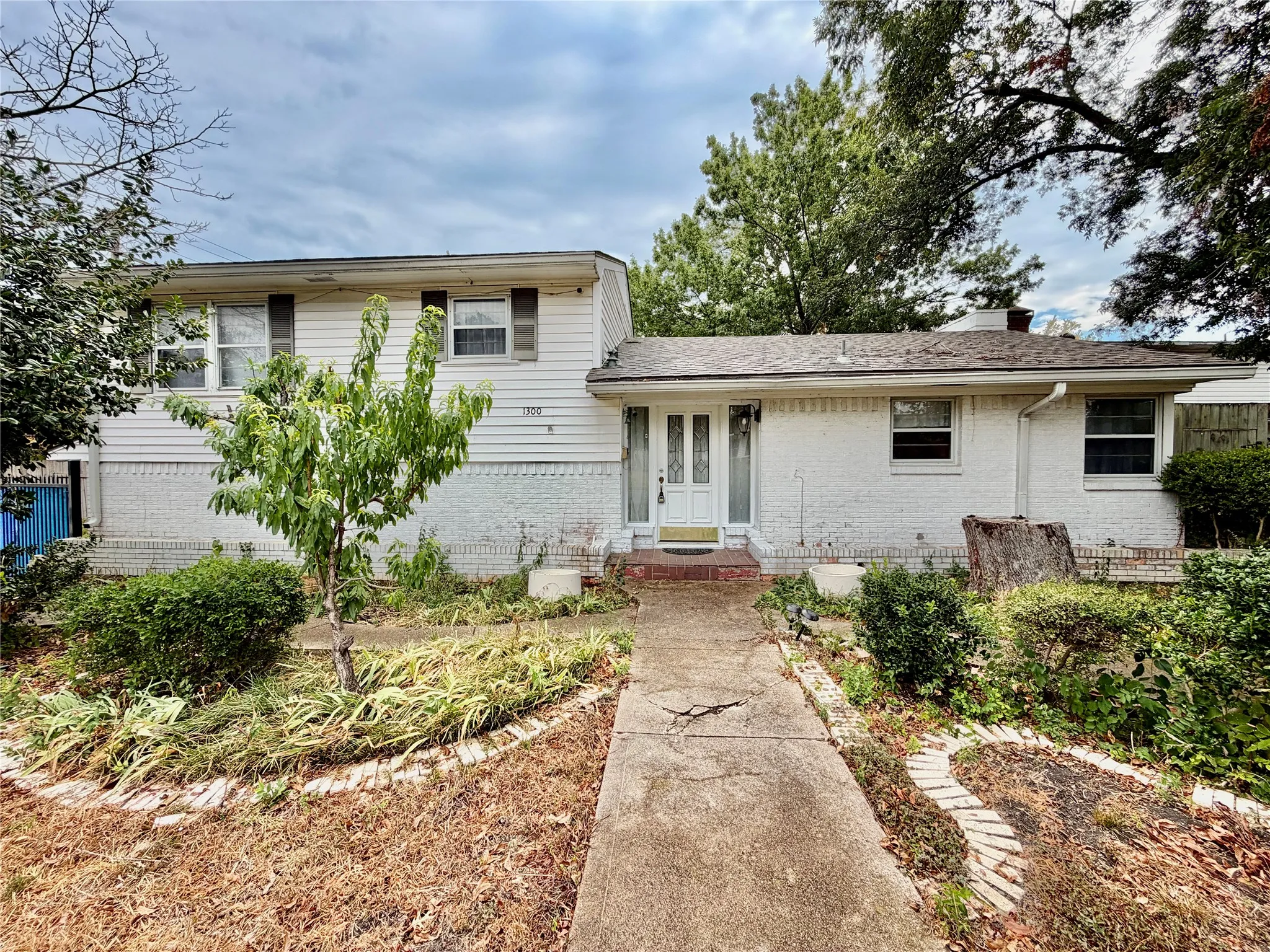 Single Family Residence For Rent in Dallas County , 1300 Elmhurst Drive, Garland, Texas 75041, 4 Bedroom, 2 Bathroom, Garage spaces, 1,843 Sqft, built in 1952, mls#21398804, Real Estate Agent in Garland, Homes For Rent in Dallas county, Homes For Rent in Garland, Realtor in Garland Texas, Real Estate Brokerage Independent Realty Texas, Luminita Cordes Realtor