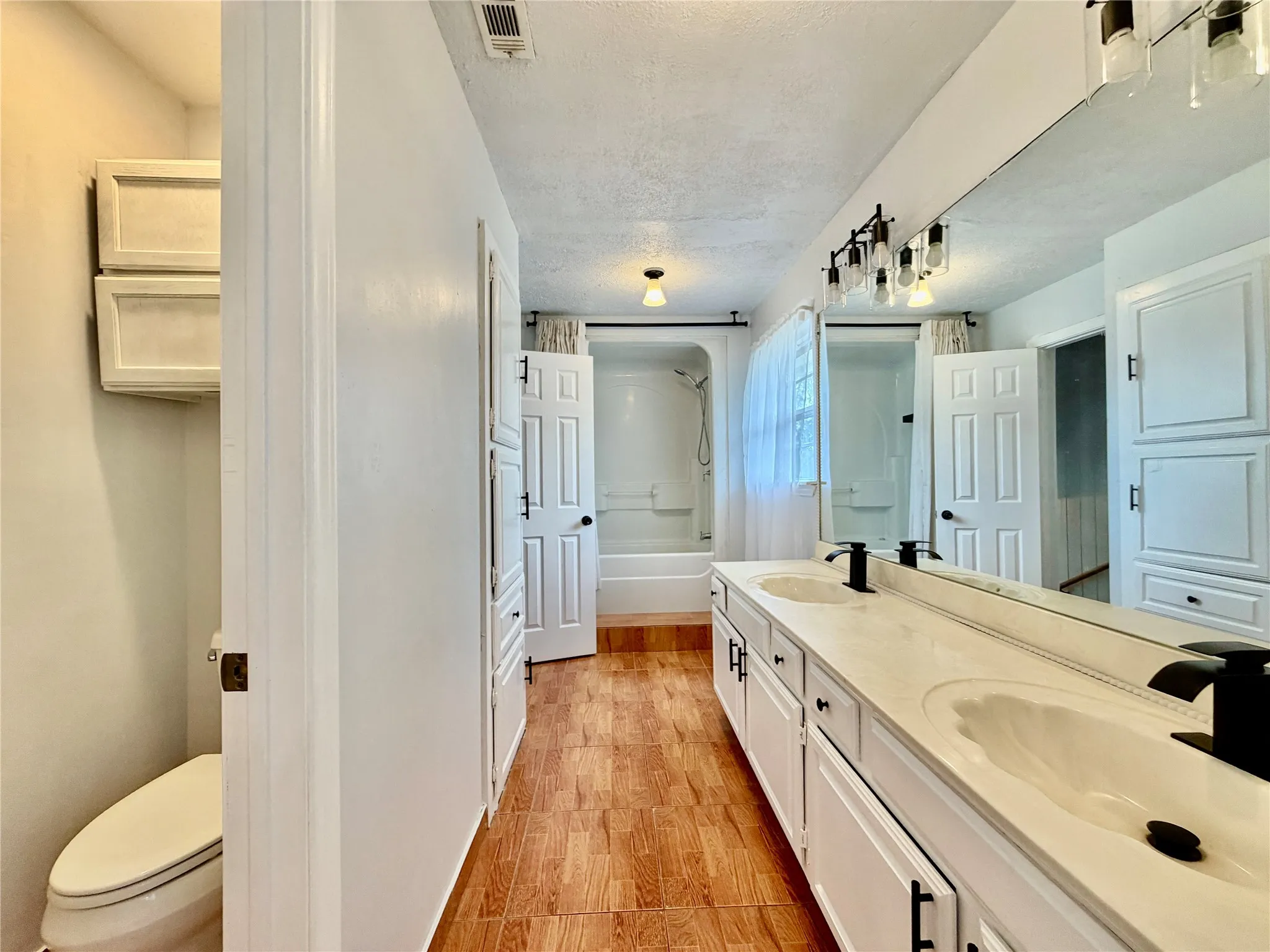 Single Family Residence For Rent in Dallas County , 1300 Elmhurst Drive, Garland, Texas 75041, 4 Bedroom, 2 Bathroom, Garage spaces, 1,843 Sqft, built in 1952, mls#21398804, Real Estate Agent in Garland, Homes For Rent in Dallas county, Homes For Rent in Garland, Realtor in Garland Texas, Real Estate Brokerage Independent Realty Texas, Luminita Cordes Realtor