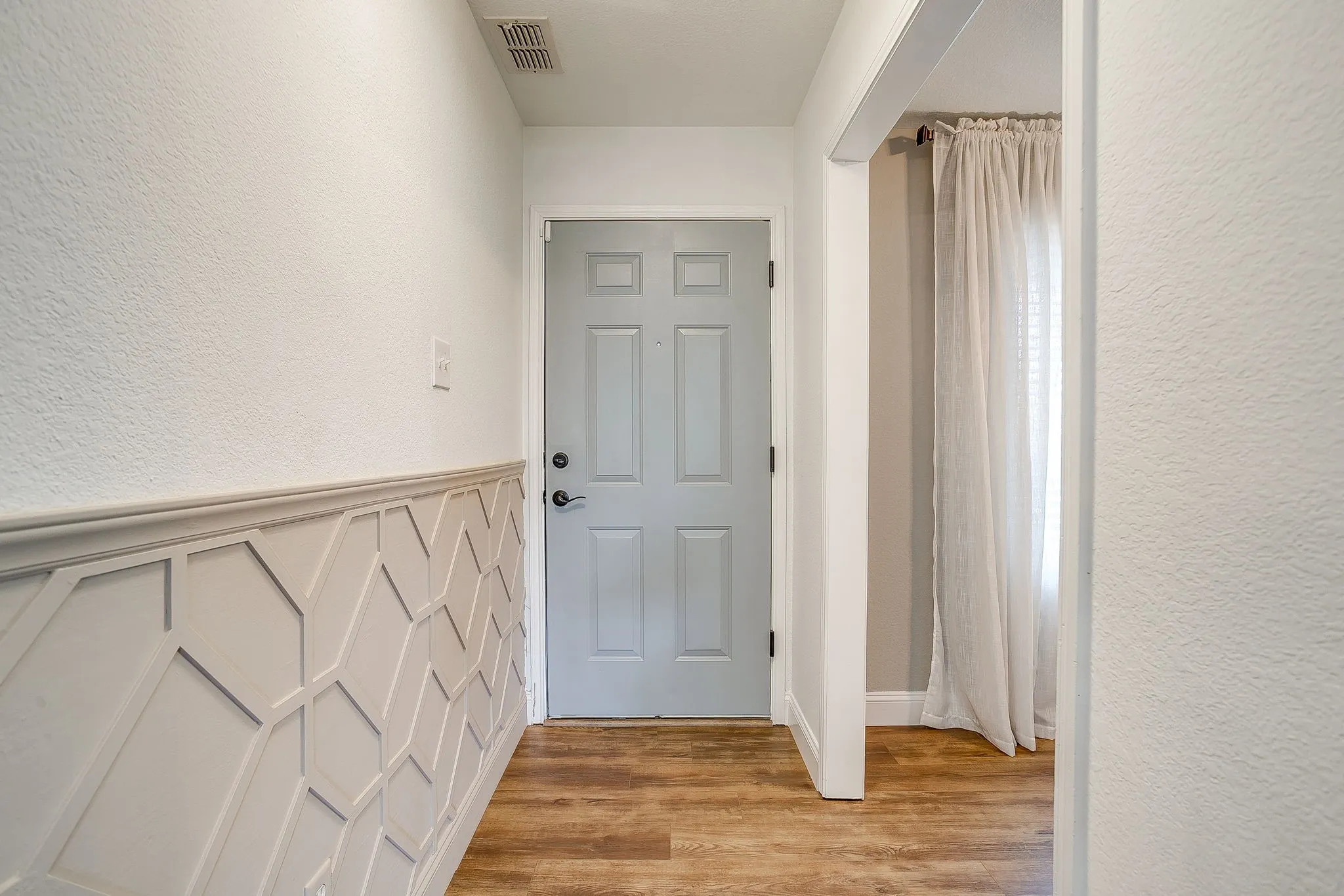 Single Family Residence For Sale in Denton County , 2201 Northway, Denton, Texas 76207, 3 Bedroom, 3 Bathroom, 2 Garage spaces, 1,585 Sqft, built in 2001, mls#21398784, Real Estate Agent in Denton, Homes For Sale in Denton county, Homes For Sale in Denton, Realtor in Denton Texas, Real Estate Brokerage Independent Realty Texas, Luminita Cordes Realtor