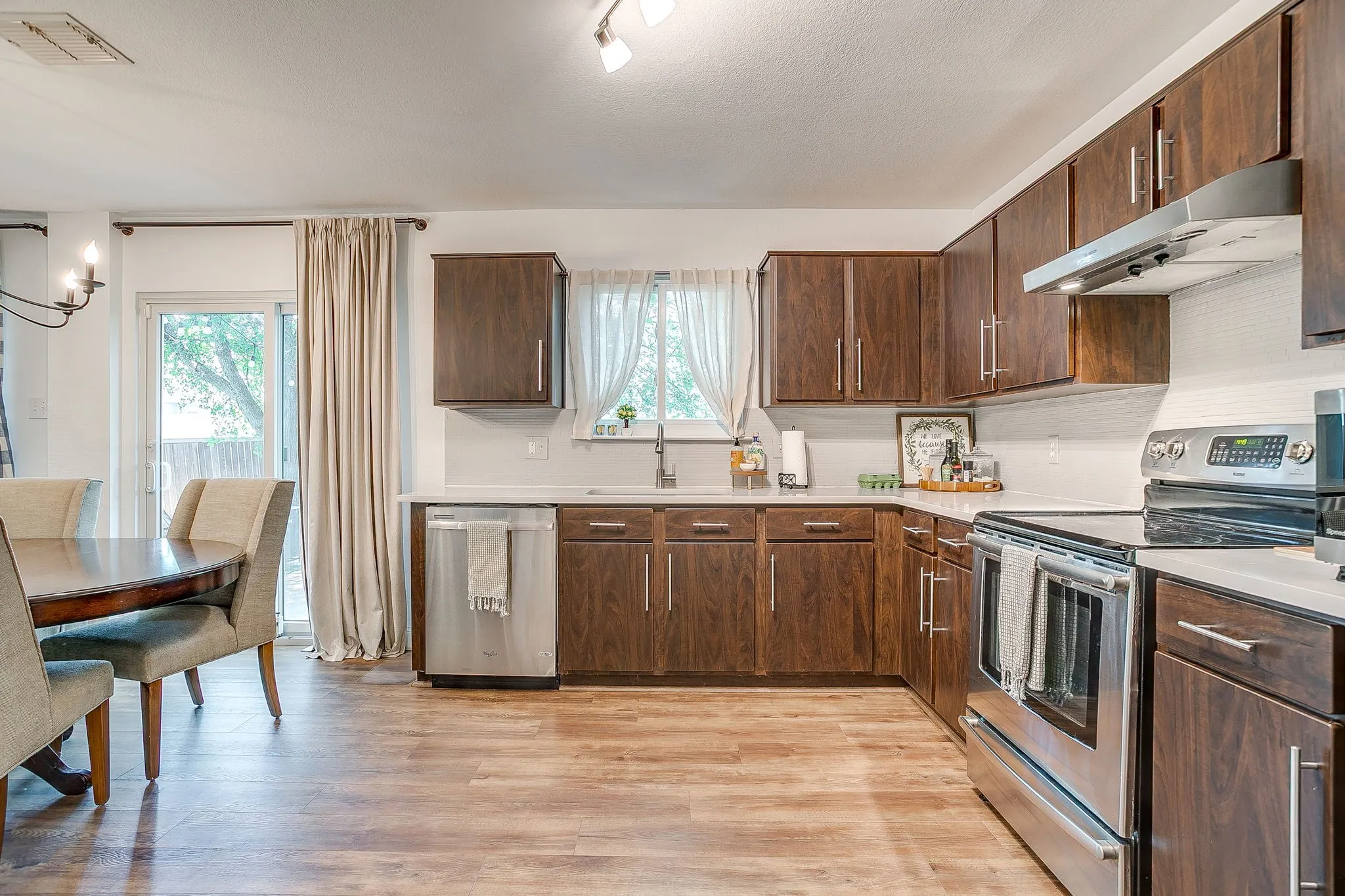 Single Family Residence For Sale in Denton County , 2201 Northway, Denton, Texas 76207, 3 Bedroom, 3 Bathroom, 2 Garage spaces, 1,585 Sqft, built in 2001, mls#21398784, Real Estate Agent in Denton, Homes For Sale in Denton county, Homes For Sale in Denton, Realtor in Denton Texas, Real Estate Brokerage Independent Realty Texas, Luminita Cordes Realtor