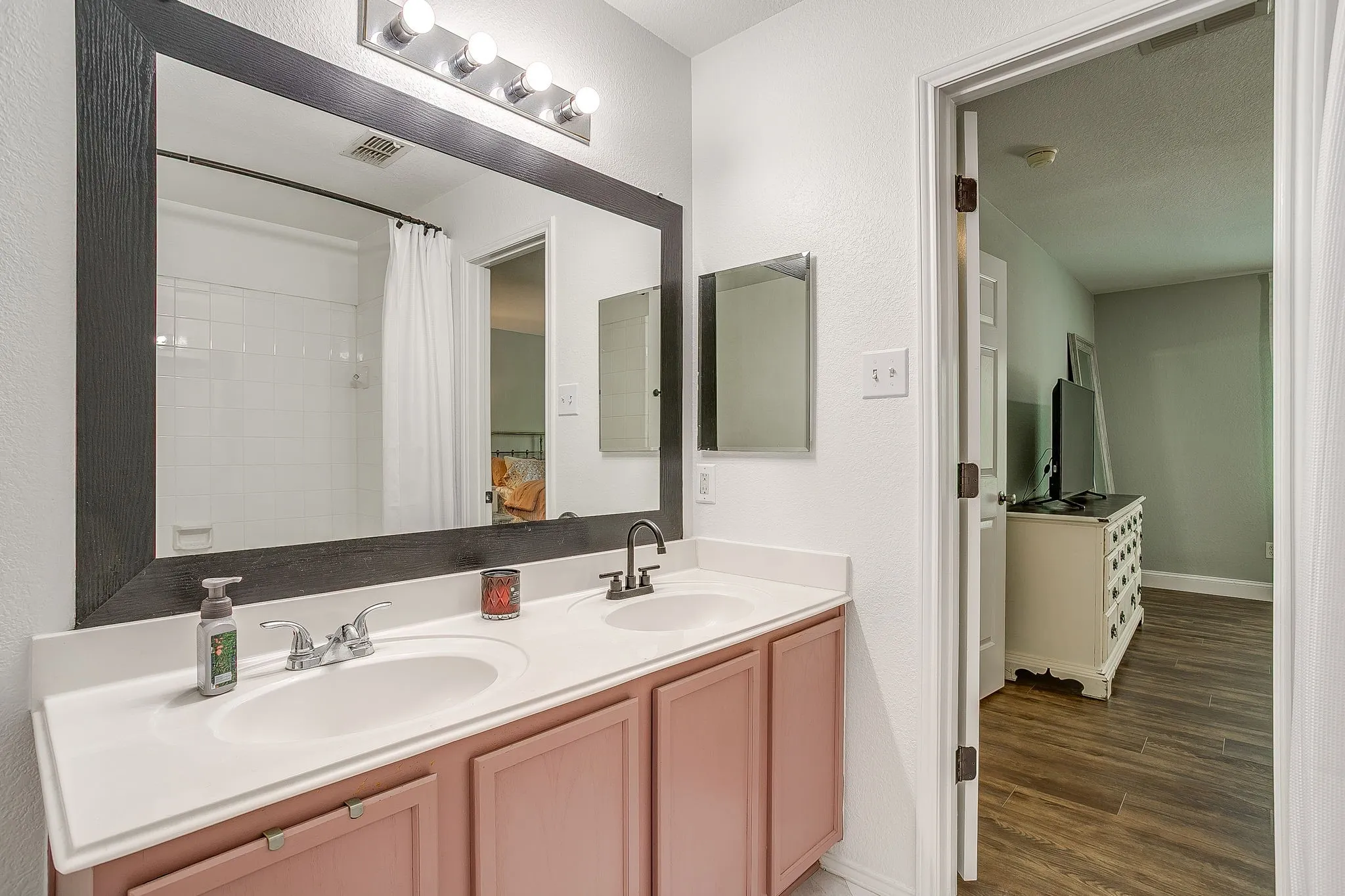 Single Family Residence For Sale in Denton County , 2201 Northway, Denton, Texas 76207, 3 Bedroom, 3 Bathroom, 2 Garage spaces, 1,585 Sqft, built in 2001, mls#21398784, Real Estate Agent in Denton, Homes For Sale in Denton county, Homes For Sale in Denton, Realtor in Denton Texas, Real Estate Brokerage Independent Realty Texas, Luminita Cordes Realtor