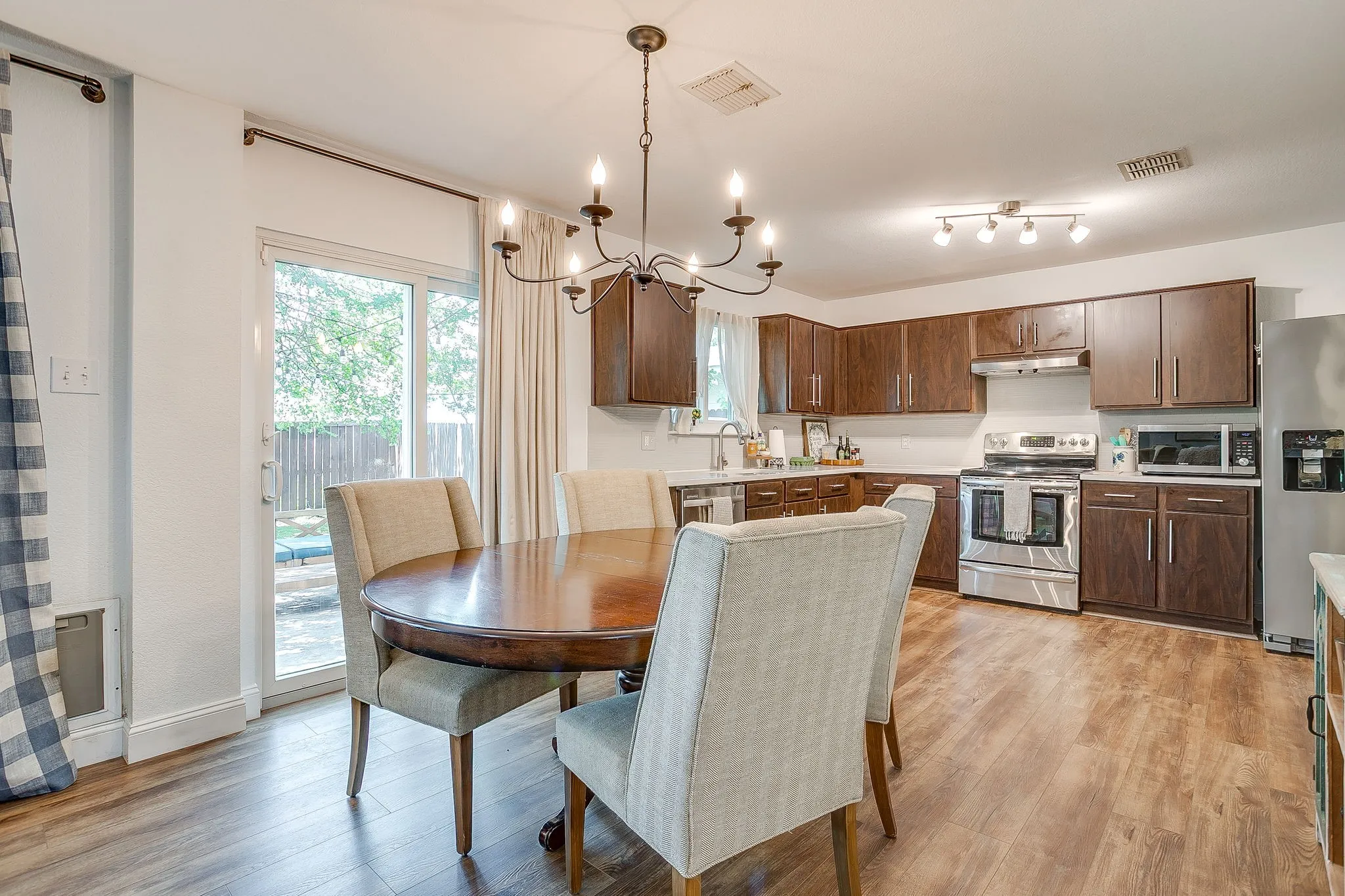 Single Family Residence For Sale in Denton County , 2201 Northway, Denton, Texas 76207, 3 Bedroom, 3 Bathroom, 2 Garage spaces, 1,585 Sqft, built in 2001, mls#21398784, Real Estate Agent in Denton, Homes For Sale in Denton county, Homes For Sale in Denton, Realtor in Denton Texas, Real Estate Brokerage Independent Realty Texas, Luminita Cordes Realtor