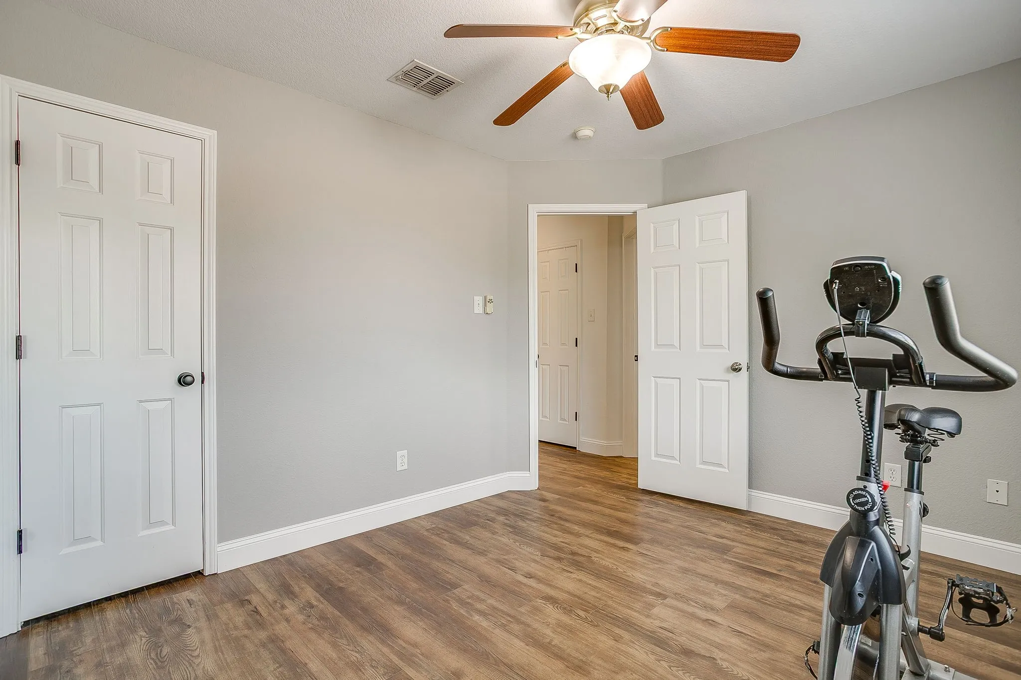Single Family Residence For Sale in Denton County , 2201 Northway, Denton, Texas 76207, 3 Bedroom, 3 Bathroom, 2 Garage spaces, 1,585 Sqft, built in 2001, mls#21398784, Real Estate Agent in Denton, Homes For Sale in Denton county, Homes For Sale in Denton, Realtor in Denton Texas, Real Estate Brokerage Independent Realty Texas, Luminita Cordes Realtor