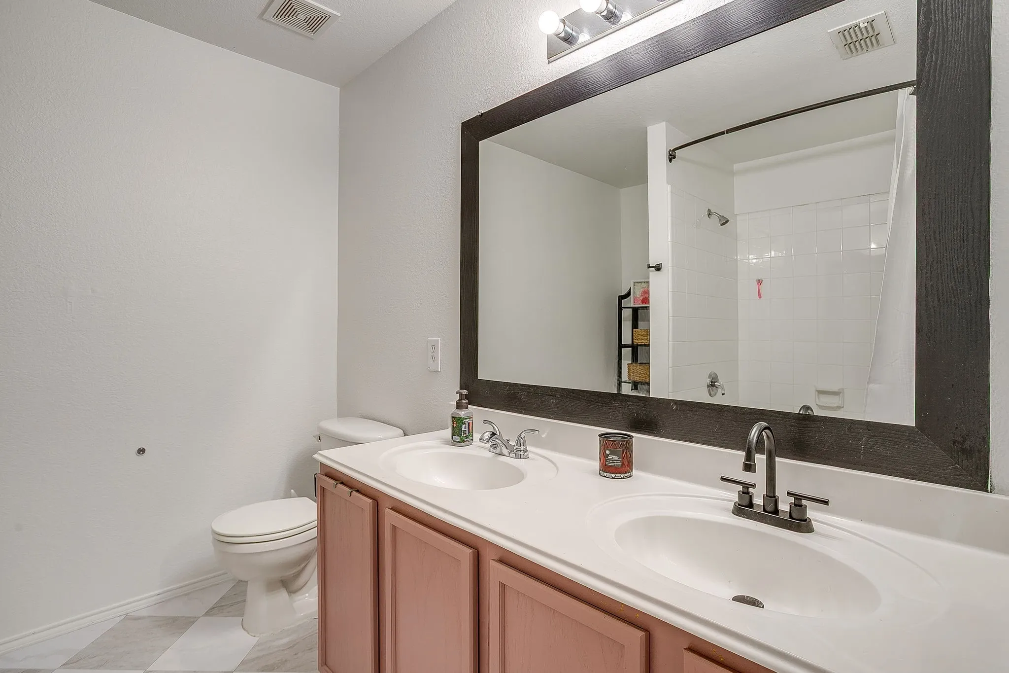 Single Family Residence For Sale in Denton County , 2201 Northway, Denton, Texas 76207, 3 Bedroom, 3 Bathroom, 2 Garage spaces, 1,585 Sqft, built in 2001, mls#21398784, Real Estate Agent in Denton, Homes For Sale in Denton county, Homes For Sale in Denton, Realtor in Denton Texas, Real Estate Brokerage Independent Realty Texas, Luminita Cordes Realtor