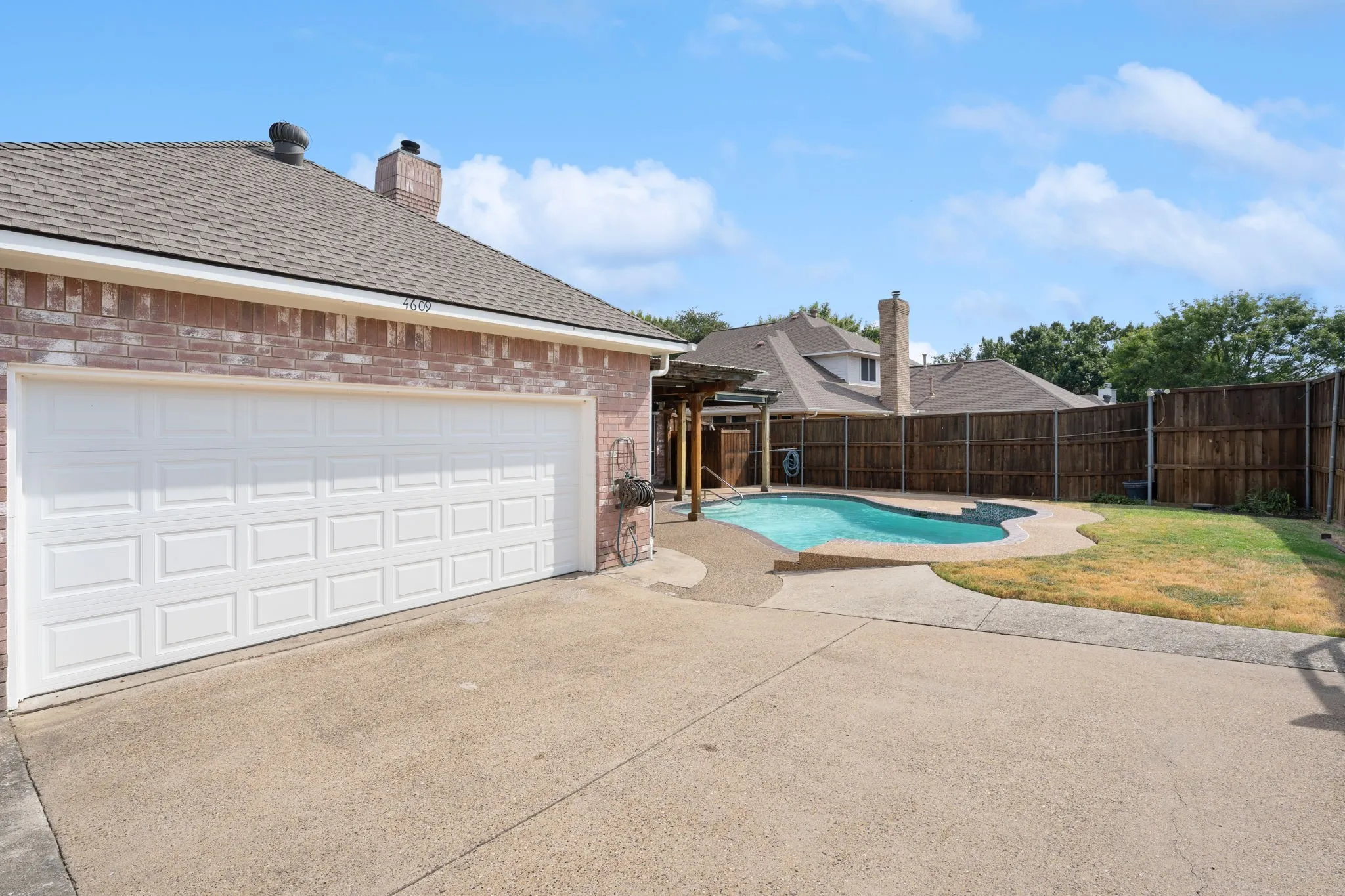 Single Family Residence For Sale in Rockwall County , 4609 Scenic Drive, Rowlett, Texas 75088, 4 Bedroom, 3 Bathroom, 2 Garage spaces, 3,001 Sqft, built in 1992, mls#21398822, Real Estate Agent in Rowlett, Homes For Sale in Rockwall county, Homes For Sale in Rowlett, Realtor in Rowlett Texas, Real Estate Brokerage Independent Realty Texas, Luminita Cordes Realtor