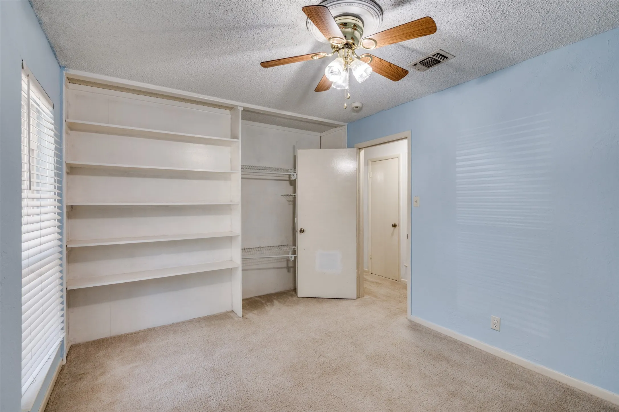 Single Family Residence For Rent in Tarrant County , 3406 Halifax Drive, Arlington, Texas 76013, 3 Bedroom, 2 Bathroom, Garage spaces, 1,696 Sqft, built in 1965, mls#21398826, Real Estate Agent in Arlington, Homes For Rent in Tarrant county, Homes For Rent in Arlington, Realtor in Arlington Texas, Real Estate Brokerage Independent Realty Texas, Luminita Cordes Realtor