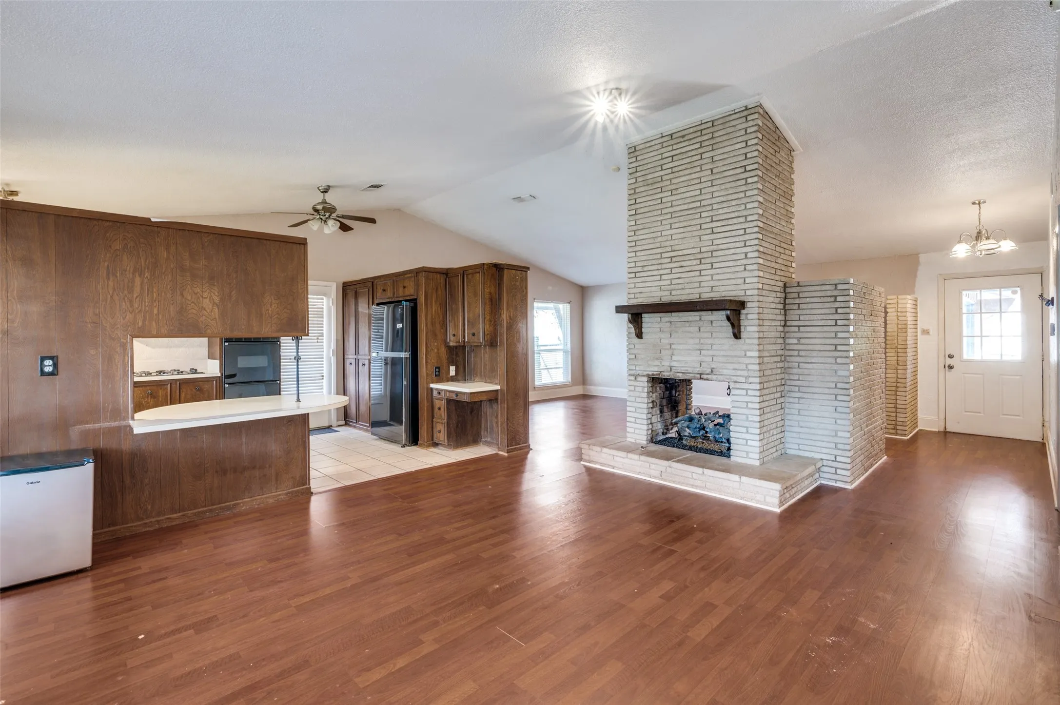 Single Family Residence For Rent in Tarrant County , 3406 Halifax Drive, Arlington, Texas 76013, 3 Bedroom, 2 Bathroom, Garage spaces, 1,696 Sqft, built in 1965, mls#21398826, Real Estate Agent in Arlington, Homes For Rent in Tarrant county, Homes For Rent in Arlington, Realtor in Arlington Texas, Real Estate Brokerage Independent Realty Texas, Luminita Cordes Realtor