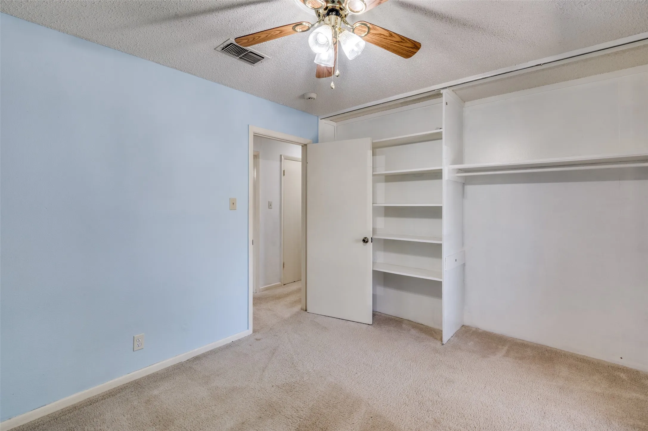 Single Family Residence For Rent in Tarrant County , 3406 Halifax Drive, Arlington, Texas 76013, 3 Bedroom, 2 Bathroom, Garage spaces, 1,696 Sqft, built in 1965, mls#21398826, Real Estate Agent in Arlington, Homes For Rent in Tarrant county, Homes For Rent in Arlington, Realtor in Arlington Texas, Real Estate Brokerage Independent Realty Texas, Luminita Cordes Realtor