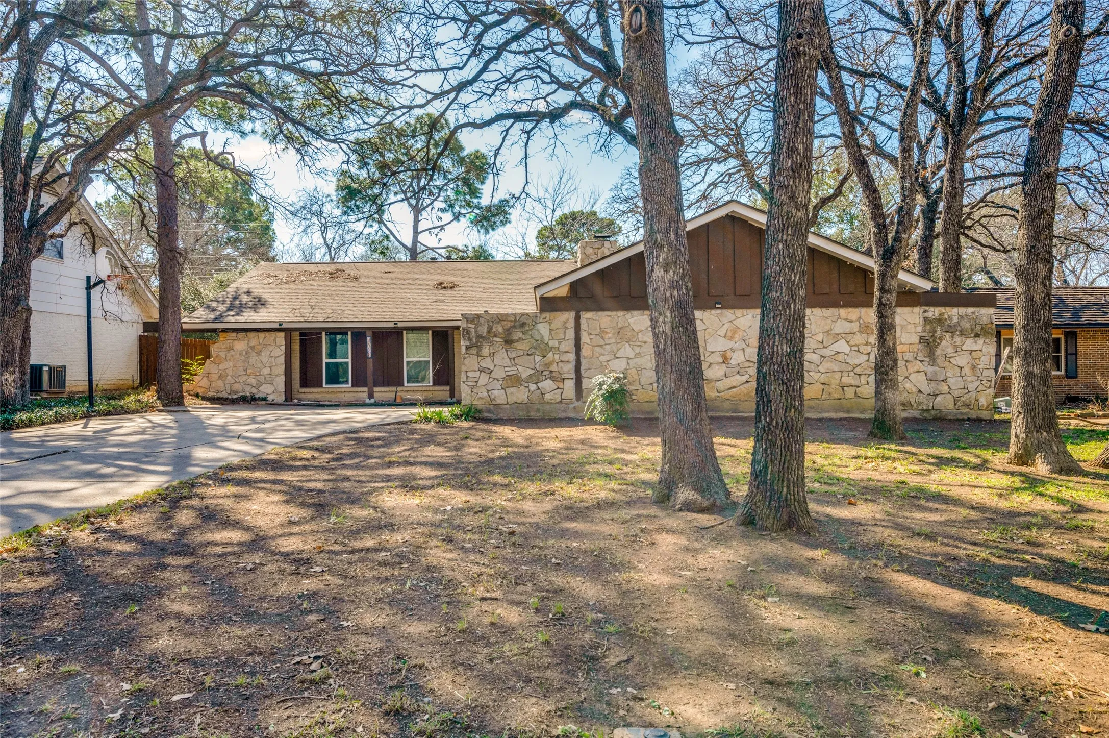 Single Family Residence For Rent in Tarrant County , 3406 Halifax Drive, Arlington, Texas 76013, 3 Bedroom, 2 Bathroom, Garage spaces, 1,696 Sqft, built in 1965, mls#21398826, Real Estate Agent in Arlington, Homes For Rent in Tarrant county, Homes For Rent in Arlington, Realtor in Arlington Texas, Real Estate Brokerage Independent Realty Texas, Luminita Cordes Realtor