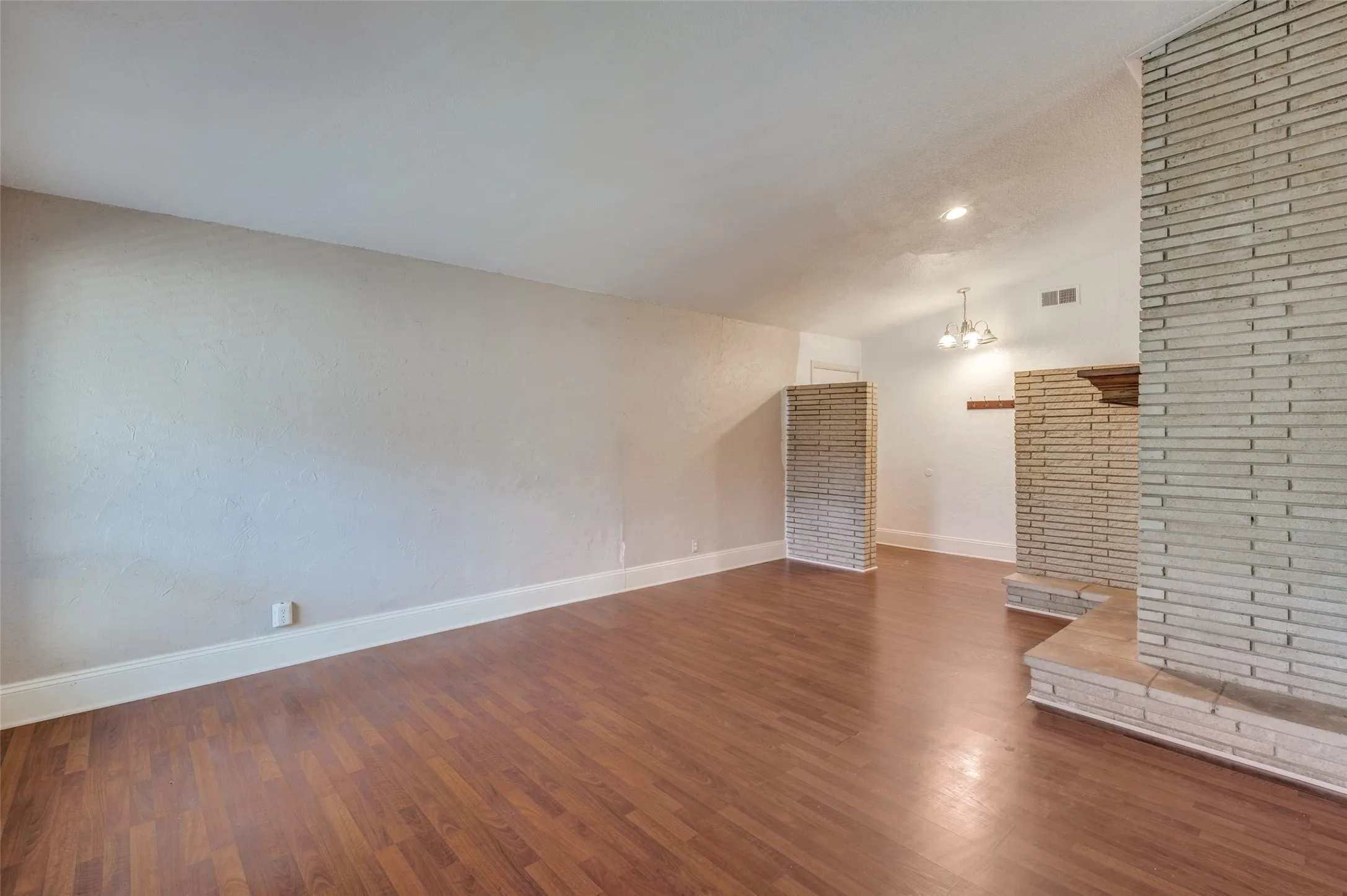 Single Family Residence For Rent in Tarrant County , 3406 Halifax Drive, Arlington, Texas 76013, 3 Bedroom, 2 Bathroom, Garage spaces, 1,696 Sqft, built in 1965, mls#21398826, Real Estate Agent in Arlington, Homes For Rent in Tarrant county, Homes For Rent in Arlington, Realtor in Arlington Texas, Real Estate Brokerage Independent Realty Texas, Luminita Cordes Realtor