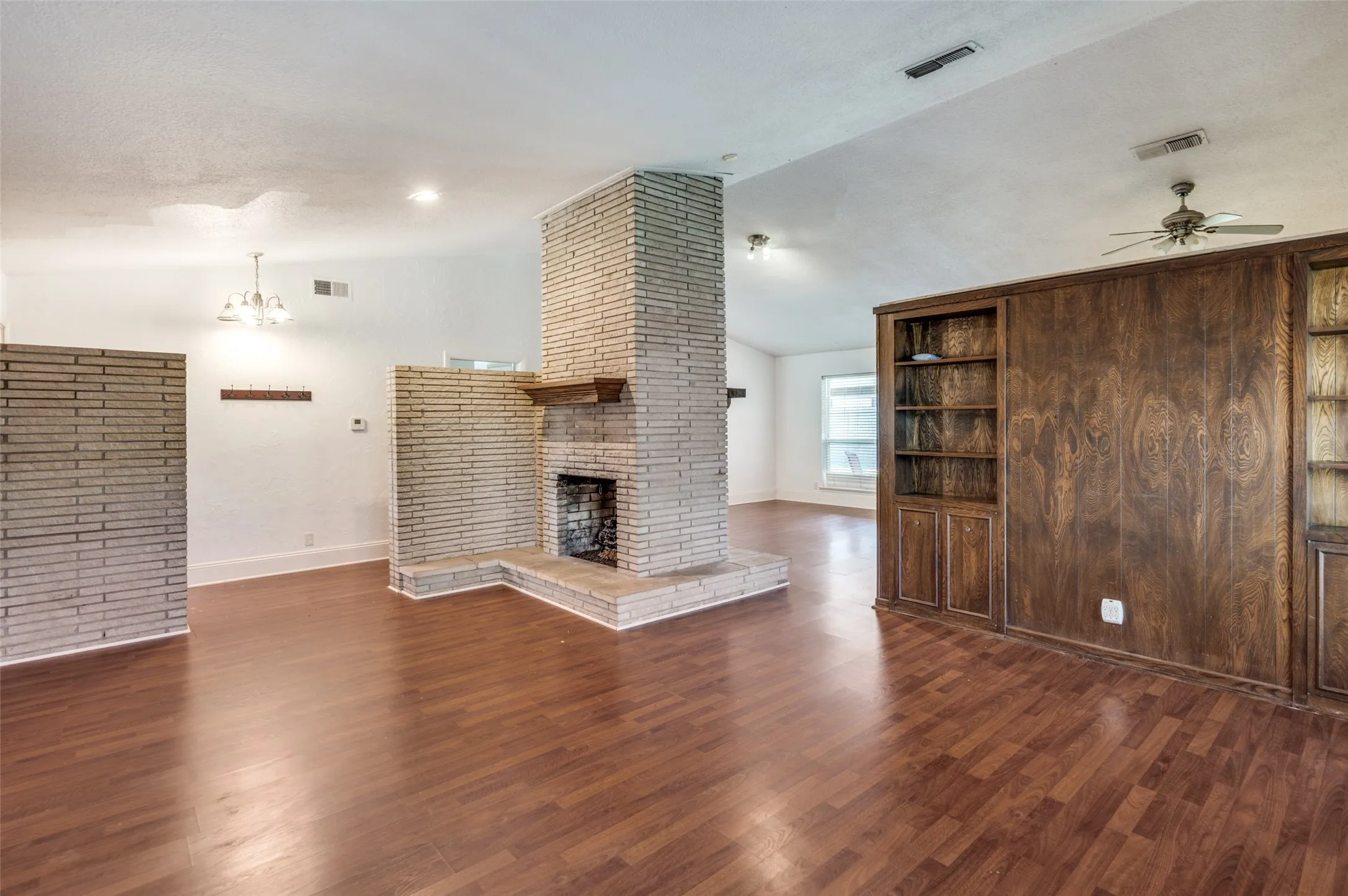 Single Family Residence For Rent in Tarrant County , 3406 Halifax Drive, Arlington, Texas 76013, 3 Bedroom, 2 Bathroom, Garage spaces, 1,696 Sqft, built in 1965, mls#21398826, Real Estate Agent in Arlington, Homes For Rent in Tarrant county, Homes For Rent in Arlington, Realtor in Arlington Texas, Real Estate Brokerage Independent Realty Texas, Luminita Cordes Realtor