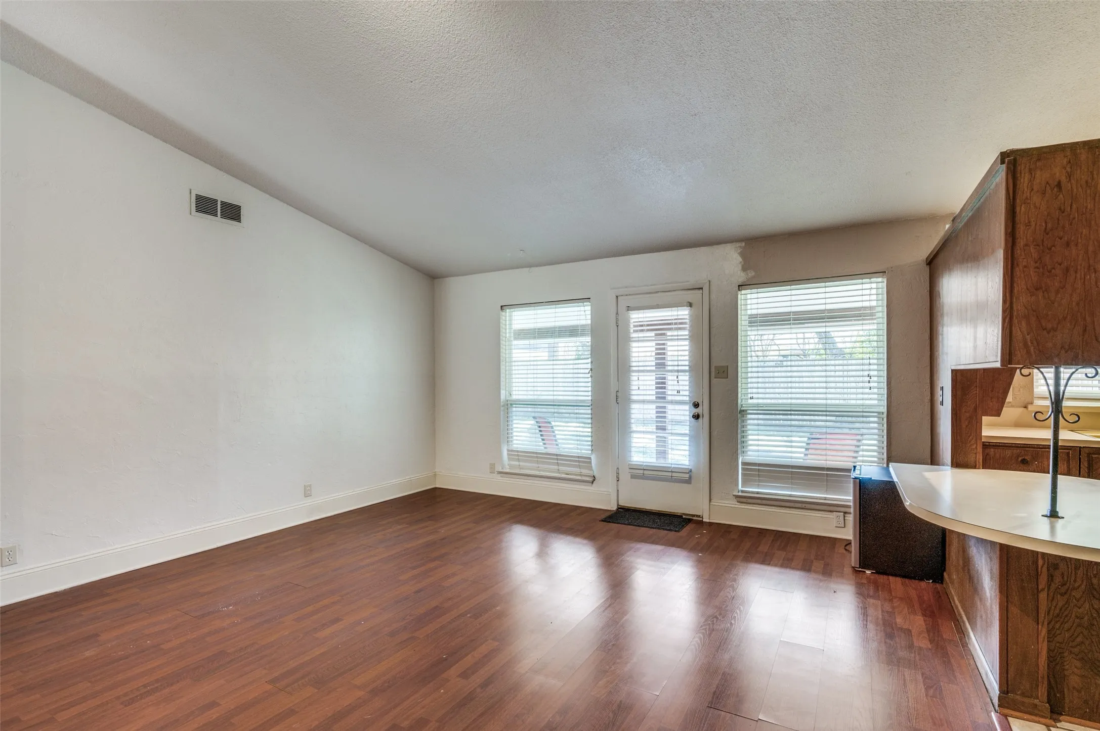 Single Family Residence For Rent in Tarrant County , 3406 Halifax Drive, Arlington, Texas 76013, 3 Bedroom, 2 Bathroom, Garage spaces, 1,696 Sqft, built in 1965, mls#21398826, Real Estate Agent in Arlington, Homes For Rent in Tarrant county, Homes For Rent in Arlington, Realtor in Arlington Texas, Real Estate Brokerage Independent Realty Texas, Luminita Cordes Realtor