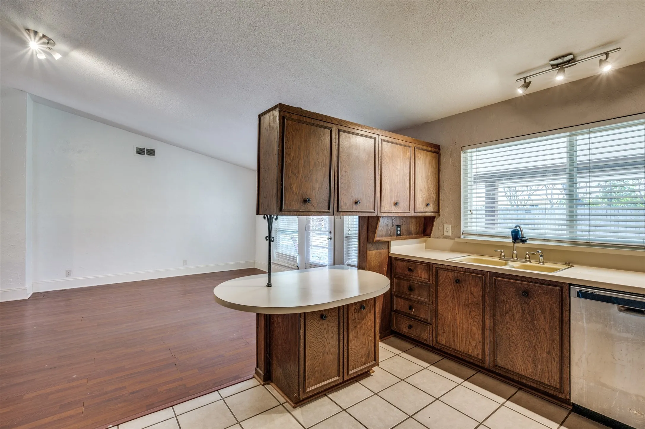 Single Family Residence For Rent in Tarrant County , 3406 Halifax Drive, Arlington, Texas 76013, 3 Bedroom, 2 Bathroom, Garage spaces, 1,696 Sqft, built in 1965, mls#21398826, Real Estate Agent in Arlington, Homes For Rent in Tarrant county, Homes For Rent in Arlington, Realtor in Arlington Texas, Real Estate Brokerage Independent Realty Texas, Luminita Cordes Realtor