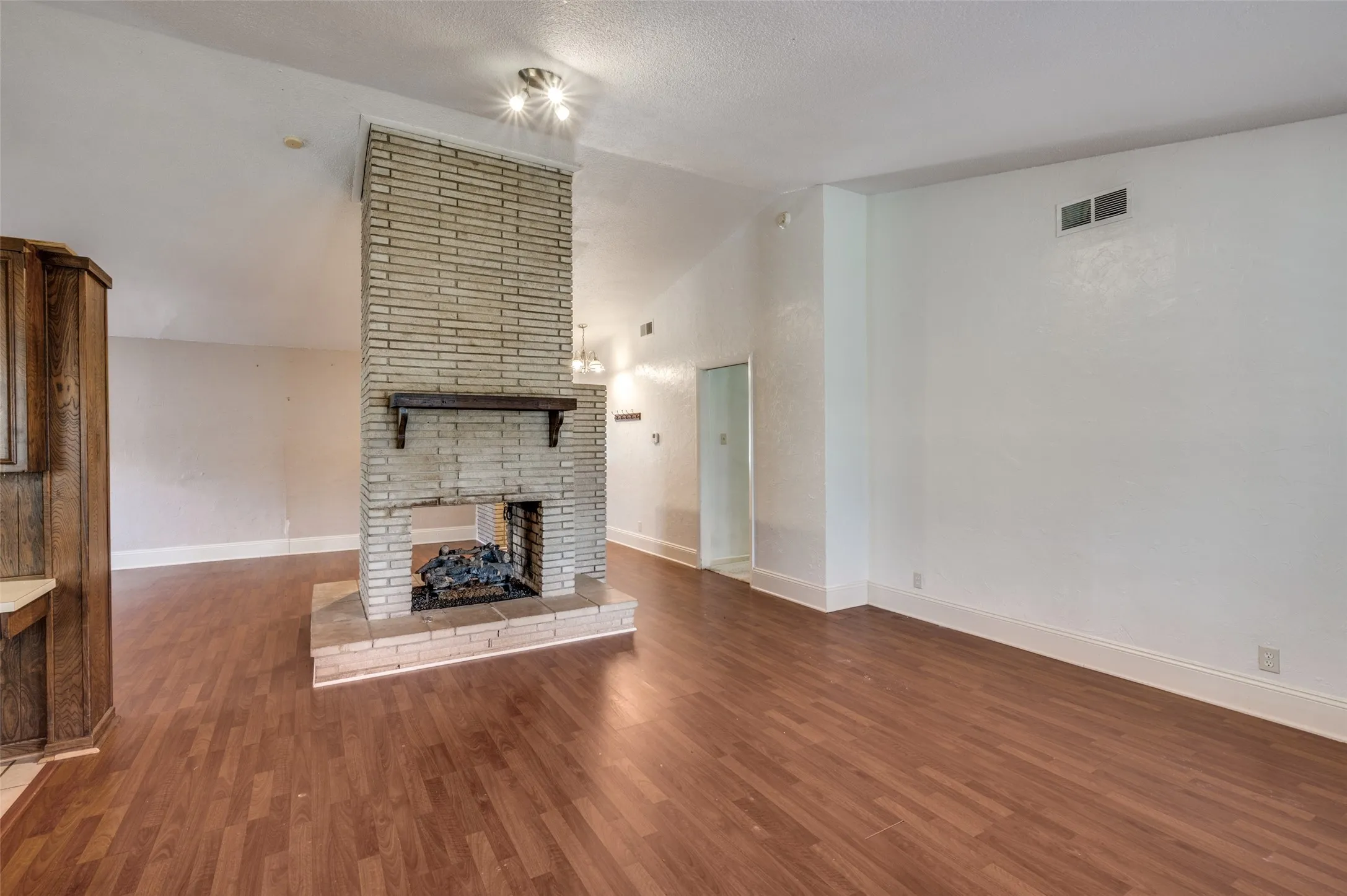Single Family Residence For Rent in Tarrant County , 3406 Halifax Drive, Arlington, Texas 76013, 3 Bedroom, 2 Bathroom, Garage spaces, 1,696 Sqft, built in 1965, mls#21398826, Real Estate Agent in Arlington, Homes For Rent in Tarrant county, Homes For Rent in Arlington, Realtor in Arlington Texas, Real Estate Brokerage Independent Realty Texas, Luminita Cordes Realtor
