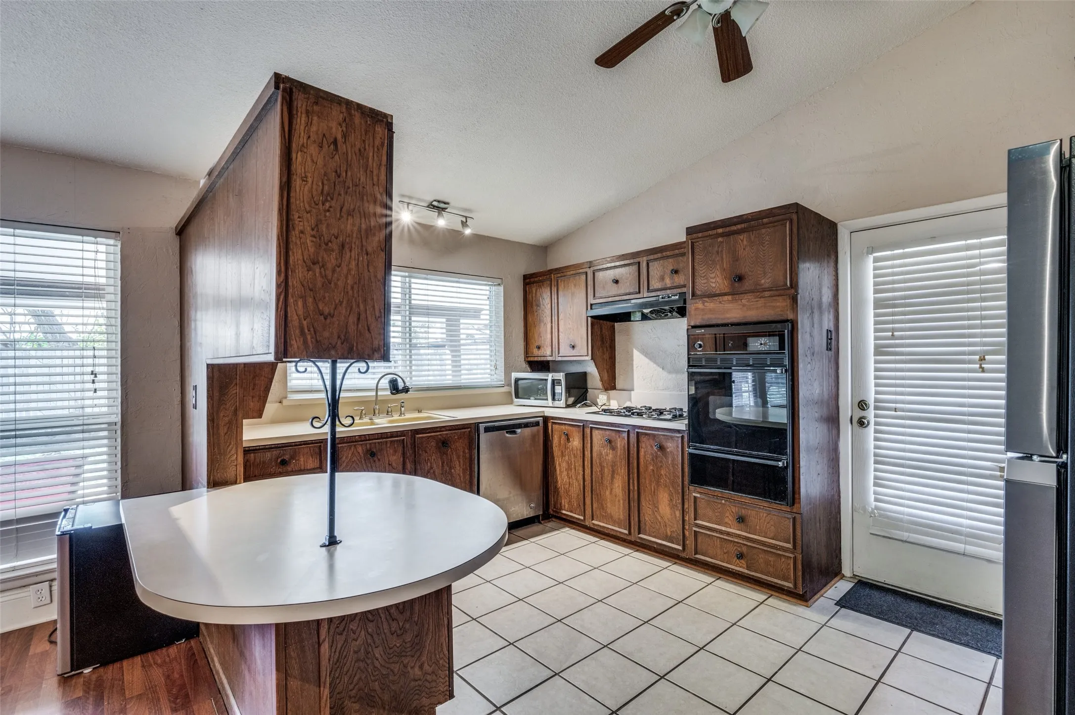 Single Family Residence For Rent in Tarrant County , 3406 Halifax Drive, Arlington, Texas 76013, 3 Bedroom, 2 Bathroom, Garage spaces, 1,696 Sqft, built in 1965, mls#21398826, Real Estate Agent in Arlington, Homes For Rent in Tarrant county, Homes For Rent in Arlington, Realtor in Arlington Texas, Real Estate Brokerage Independent Realty Texas, Luminita Cordes Realtor