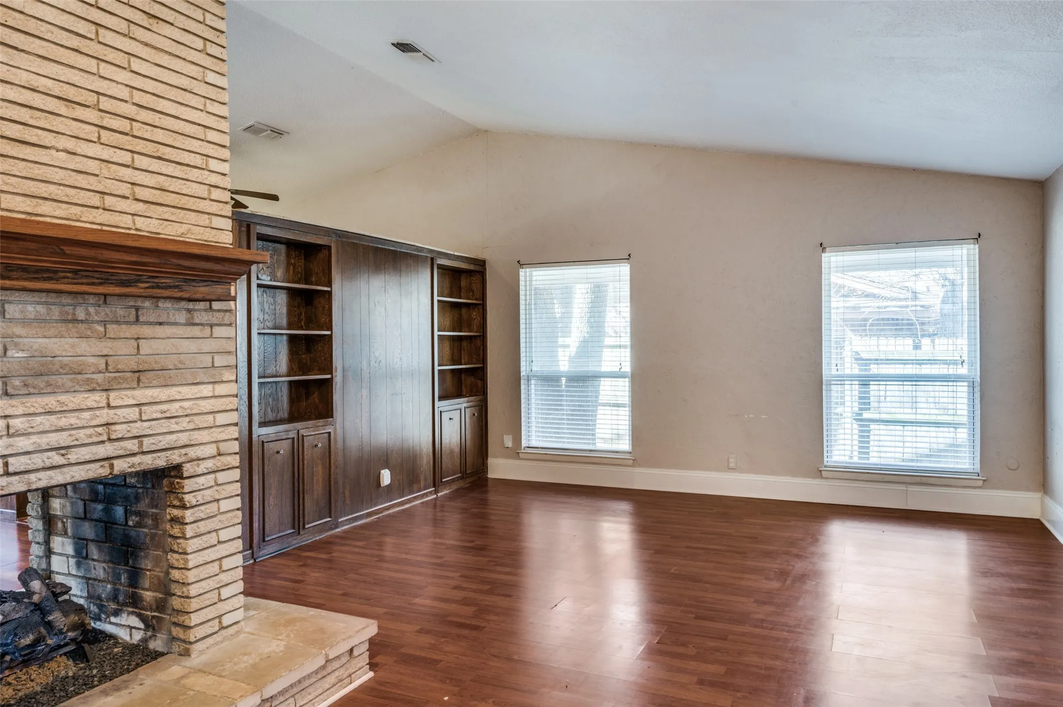 Single Family Residence For Rent in Tarrant County , 3406 Halifax Drive, Arlington, Texas 76013, 3 Bedroom, 2 Bathroom, Garage spaces, 1,696 Sqft, built in 1965, mls#21398826, Real Estate Agent in Arlington, Homes For Rent in Tarrant county, Homes For Rent in Arlington, Realtor in Arlington Texas, Real Estate Brokerage Independent Realty Texas, Luminita Cordes Realtor