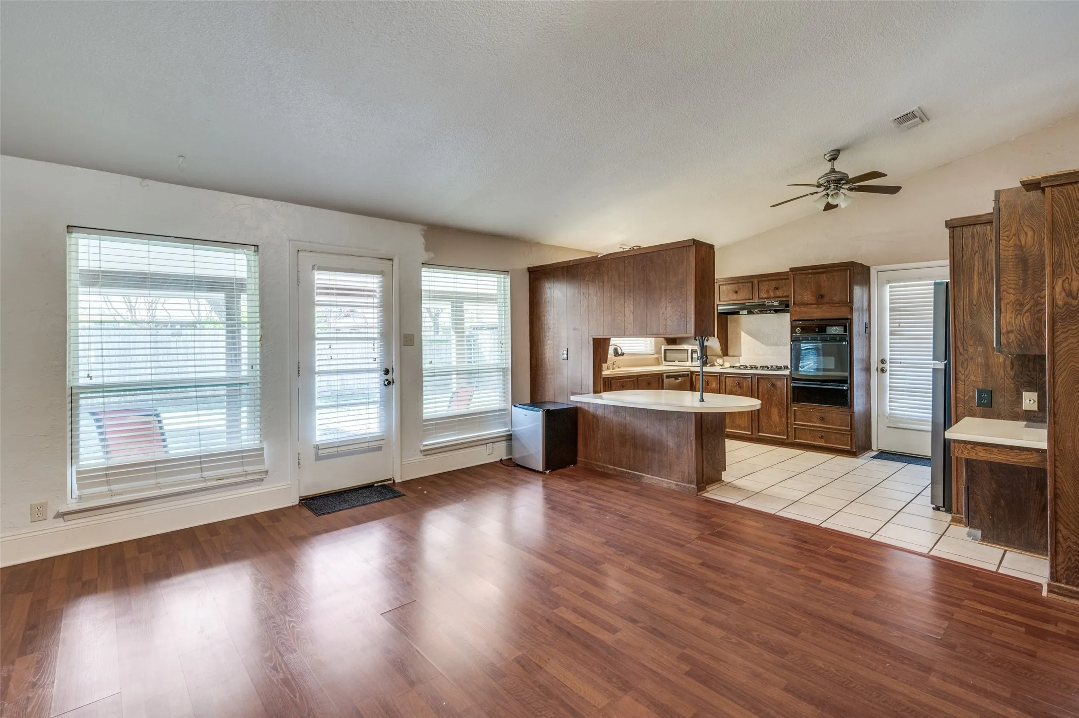 Single Family Residence For Rent in Tarrant County , 3406 Halifax Drive, Arlington, Texas 76013, 3 Bedroom, 2 Bathroom, Garage spaces, 1,696 Sqft, built in 1965, mls#21398826, Real Estate Agent in Arlington, Homes For Rent in Tarrant county, Homes For Rent in Arlington, Realtor in Arlington Texas, Real Estate Brokerage Independent Realty Texas, Luminita Cordes Realtor