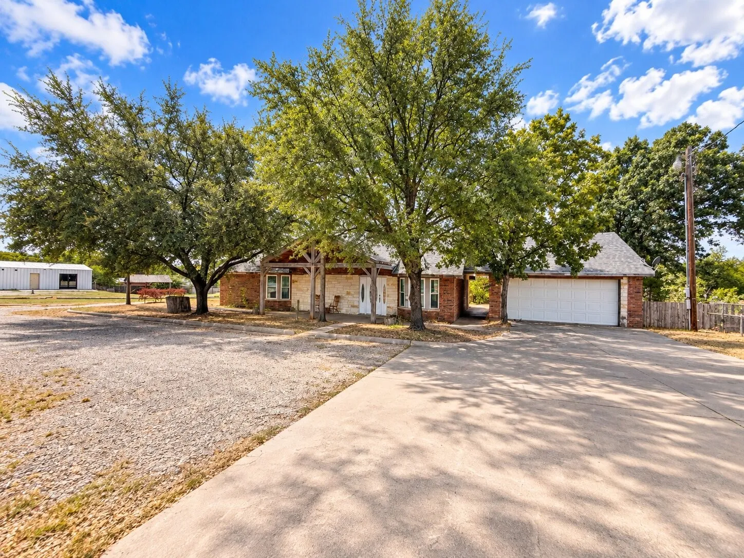 Single Family Residence For Sale in Hood County , 3130 Oak Trail Drive, Granbury, Texas 76048, 3 Bedroom, 2 Bathroom, 2 Garage spaces, 1,828 Sqft, built in 1995, mls#21398783, Real Estate Agent in Granbury, Homes For Sale in Hood county, Homes For Sale in Granbury, Realtor in Granbury Texas, Real Estate Brokerage Independent Realty Texas, Luminita Cordes Realtor