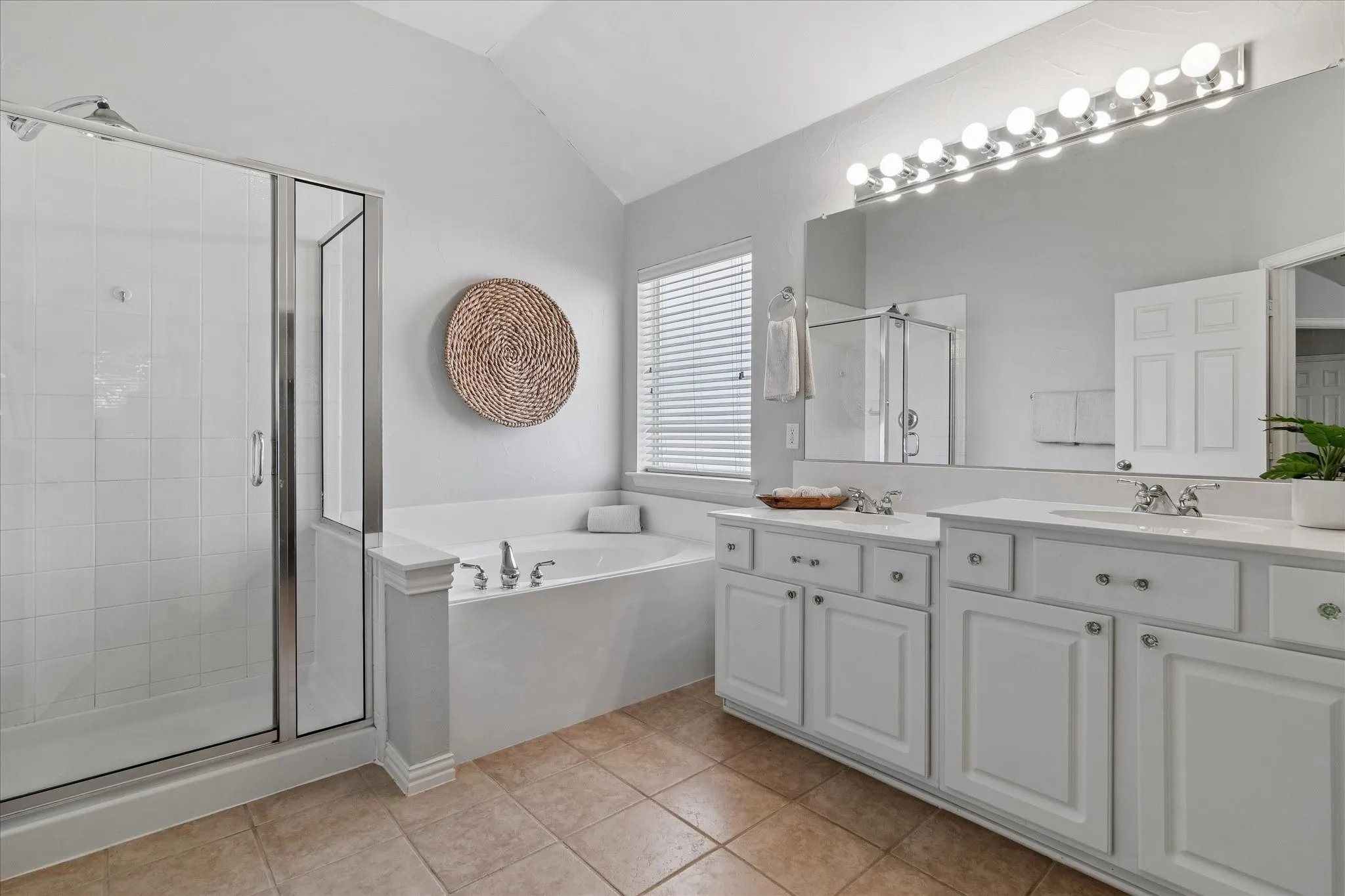 Separate Tub & Shower, Dual Sinks