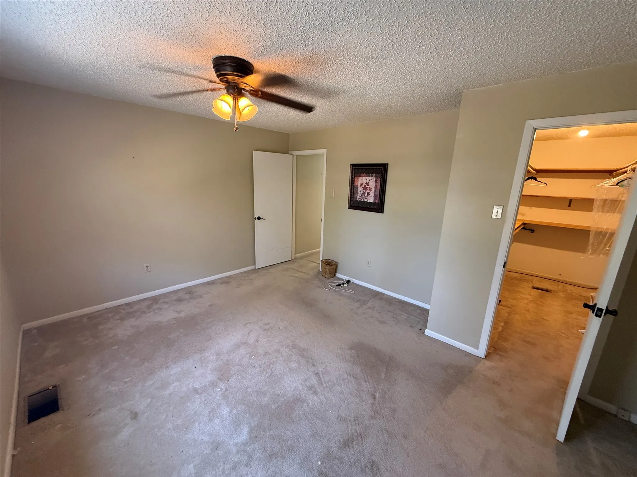 Ceiling fan with integrated lighting