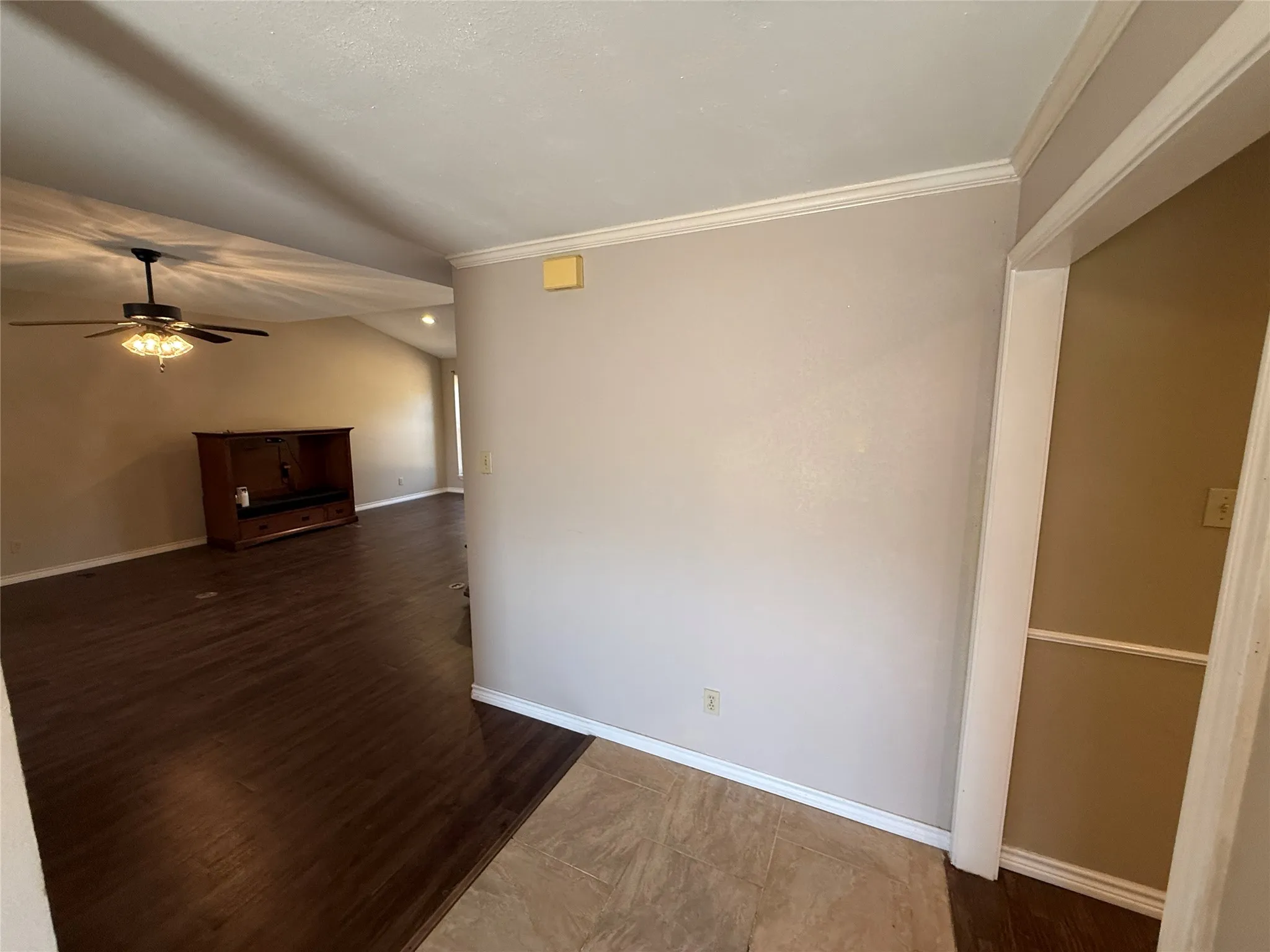 Vaulted ceiling with a ceiling fan, recessed lighting, wood-finish flooring, and crown molding