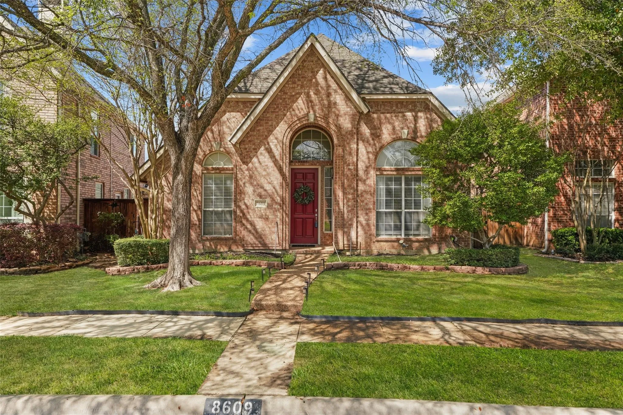 Single Family Residence For Sale in Dallas County , 8609 Old Oak Drive, Irving, Texas 75063, 3 Bedroom, 2 Bathroom, 2 Garage spaces, 1,531 Sqft, built in 1995, mls#21398838, Real Estate Agent in Irving, Homes For Sale in Dallas county, Homes For Sale in Irving, Realtor in Irving Texas, Real Estate Brokerage Independent Realty Texas, Luminita Cordes Realtor