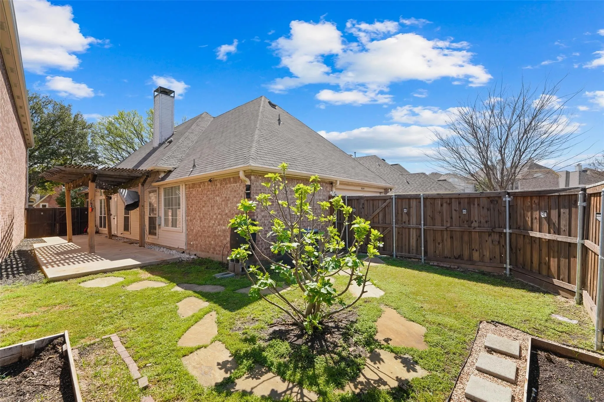 Single Family Residence For Sale in Dallas County , 8609 Old Oak Drive, Irving, Texas 75063, 3 Bedroom, 2 Bathroom, 2 Garage spaces, 1,531 Sqft, built in 1995, mls#21398838, Real Estate Agent in Irving, Homes For Sale in Dallas county, Homes For Sale in Irving, Realtor in Irving Texas, Real Estate Brokerage Independent Realty Texas, Luminita Cordes Realtor