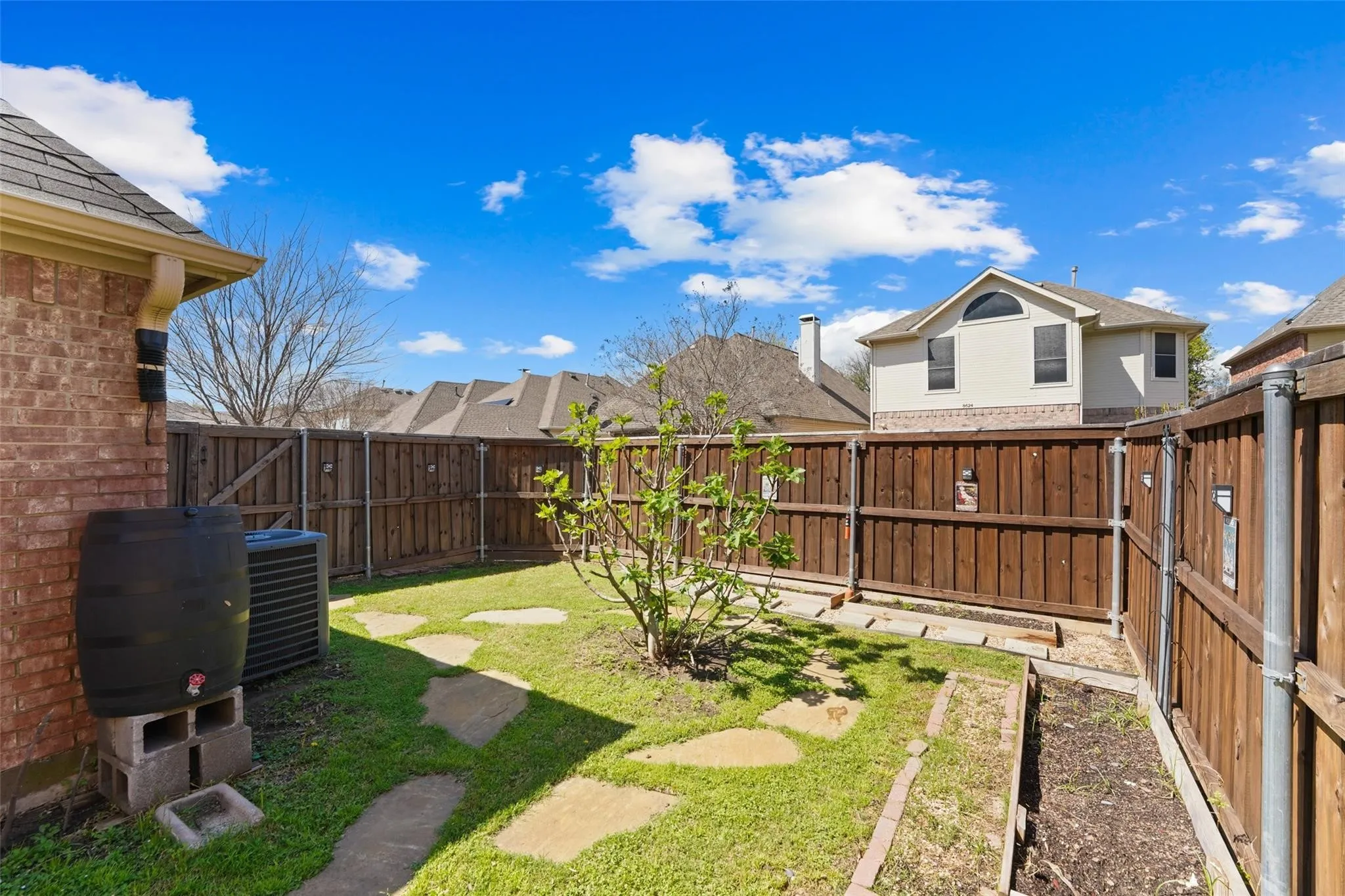Single Family Residence For Sale in Dallas County , 8609 Old Oak Drive, Irving, Texas 75063, 3 Bedroom, 2 Bathroom, 2 Garage spaces, 1,531 Sqft, built in 1995, mls#21398838, Real Estate Agent in Irving, Homes For Sale in Dallas county, Homes For Sale in Irving, Realtor in Irving Texas, Real Estate Brokerage Independent Realty Texas, Luminita Cordes Realtor