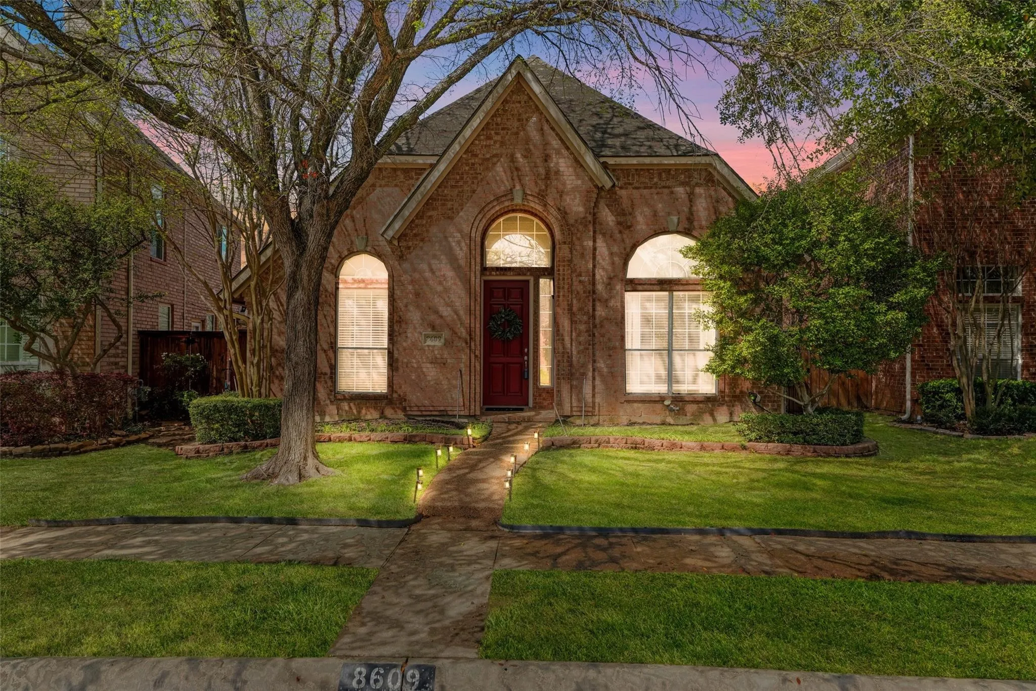 Single Family Residence For Sale in Dallas County , 8609 Old Oak Drive, Irving, Texas 75063, 3 Bedroom, 2 Bathroom, 2 Garage spaces, 1,531 Sqft, built in 1995, mls#21398838, Real Estate Agent in Irving, Homes For Sale in Dallas county, Homes For Sale in Irving, Realtor in Irving Texas, Real Estate Brokerage Independent Realty Texas, Luminita Cordes Realtor