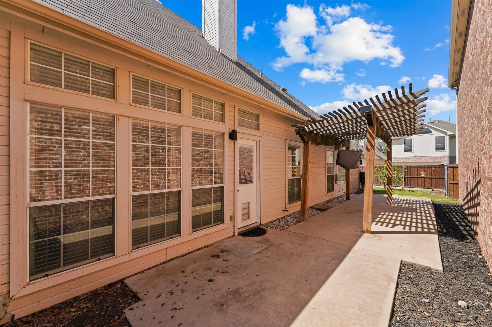 Single Family Residence For Sale in Dallas County , 8609 Old Oak Drive, Irving, Texas 75063, 3 Bedroom, 2 Bathroom, 2 Garage spaces, 1,531 Sqft, built in 1995, mls#21398838, Real Estate Agent in Irving, Homes For Sale in Dallas county, Homes For Sale in Irving, Realtor in Irving Texas, Real Estate Brokerage Independent Realty Texas, Luminita Cordes Realtor