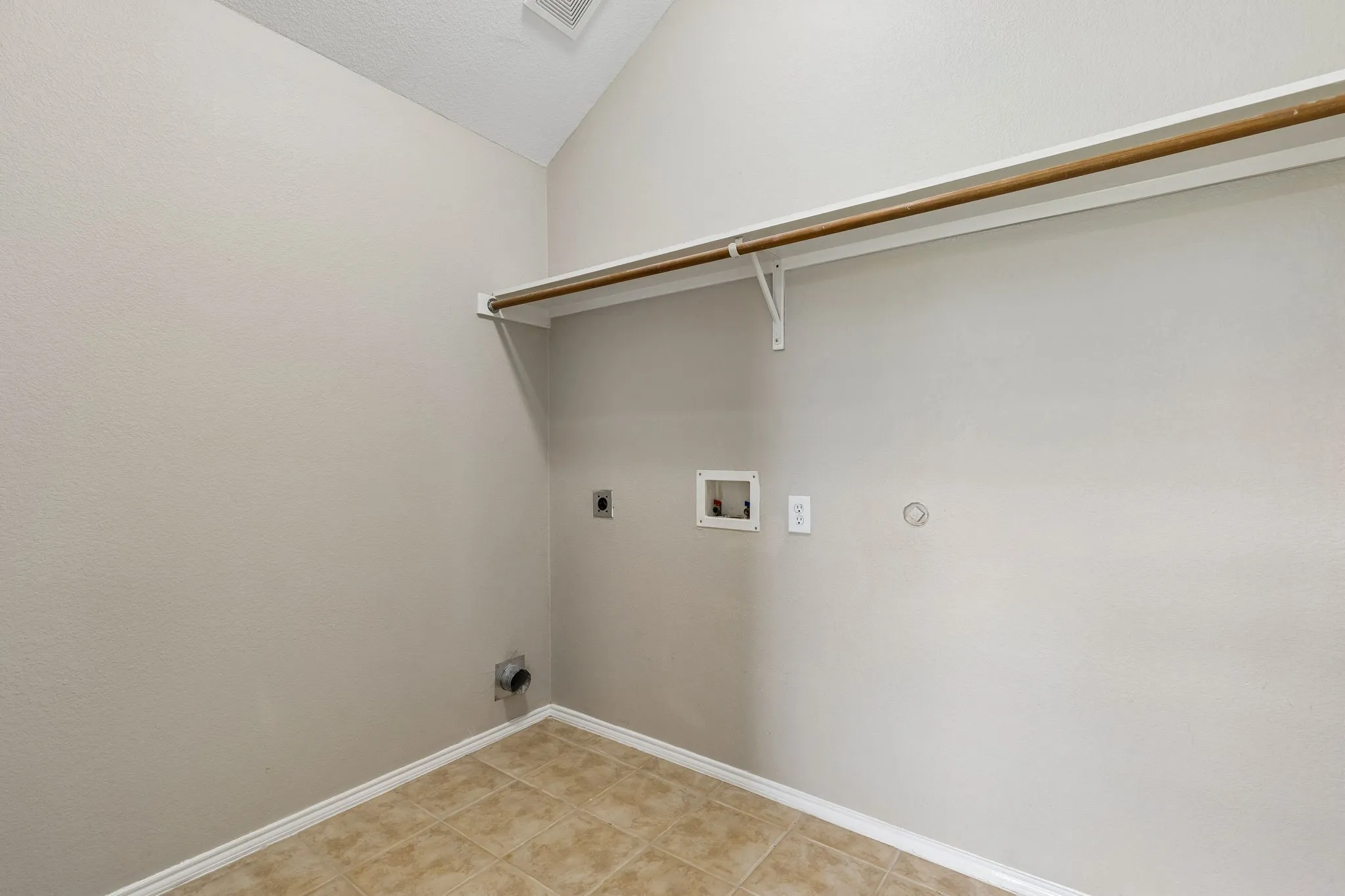 Single Family Residence For Rent in Collin County , 1209 Stone Lane, Celina, Texas 75009, 3 Bedroom, 2 Bathroom, 2 Garage spaces, 2,492 Sqft, built in 2004, mls#21398636, Real Estate Agent in Celina, Homes For Rent in Collin county, Homes For Rent in Celina, Realtor in Celina Texas, Real Estate Brokerage Independent Realty Texas, Luminita Cordes Realtor
