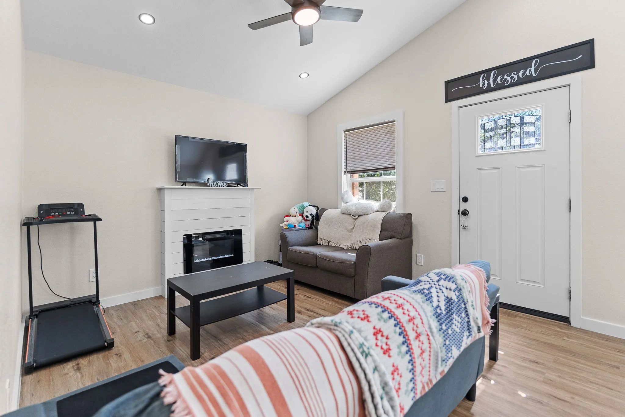 Single Family Residence For Sale in Hood County , 5811 Lake Granbury Trail, Granbury, Texas 76048, 2 Bedroom, 2 Bathroom, Garage spaces, 1,000 Sqft, built in 2024, mls#21398831, Real Estate Agent in Granbury, Homes For Sale in Hood county, Homes For Sale in Granbury, Realtor in Granbury Texas, Real Estate Brokerage Independent Realty Texas, Luminita Cordes Realtor