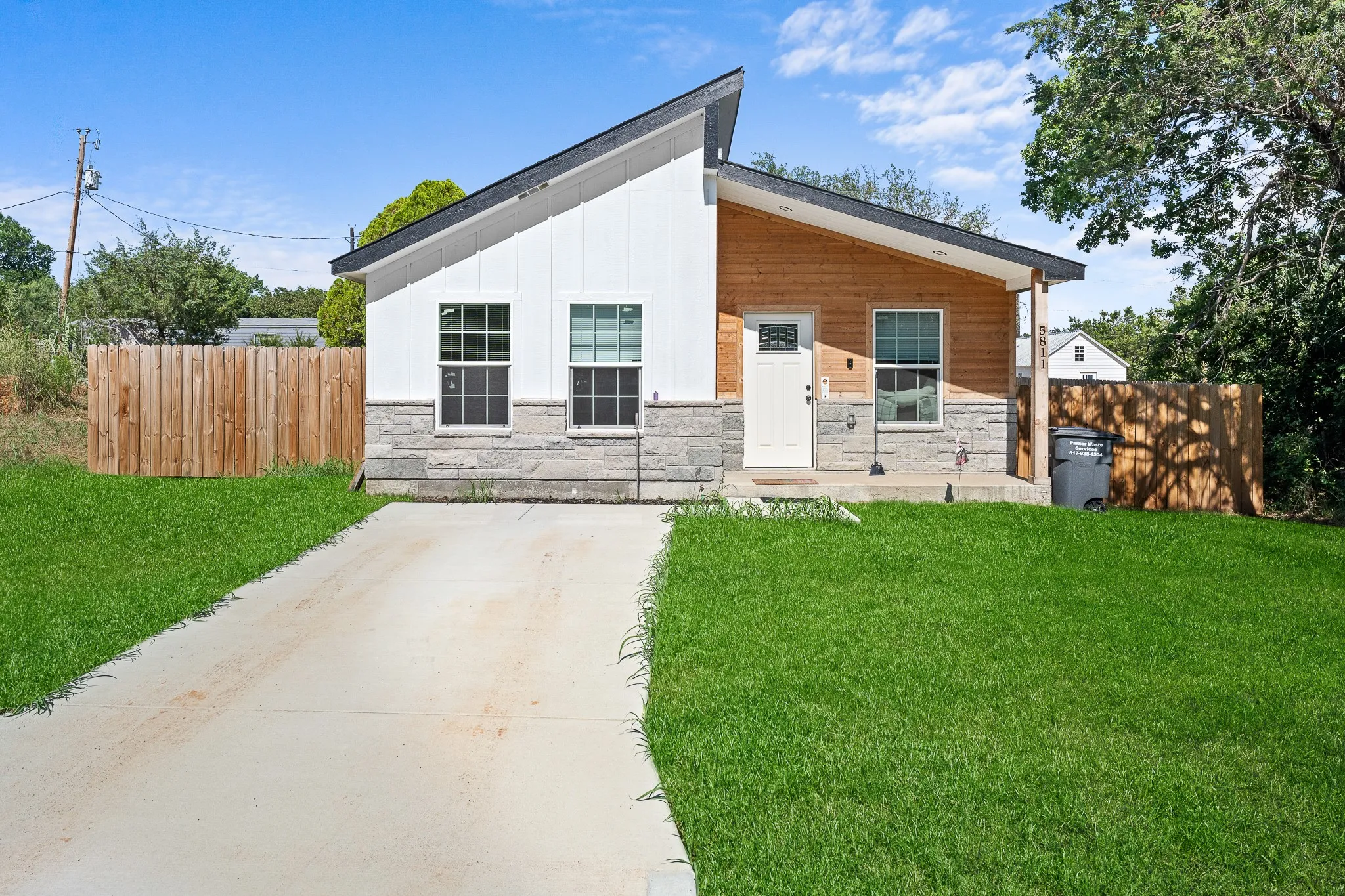 Single Family Residence For Sale in Hood County , 5811 Lake Granbury Trail, Granbury, Texas 76048, 2 Bedroom, 2 Bathroom, Garage spaces, 1,000 Sqft, built in 2024, mls#21398831, Real Estate Agent in Granbury, Homes For Sale in Hood county, Homes For Sale in Granbury, Realtor in Granbury Texas, Real Estate Brokerage Independent Realty Texas, Luminita Cordes Realtor