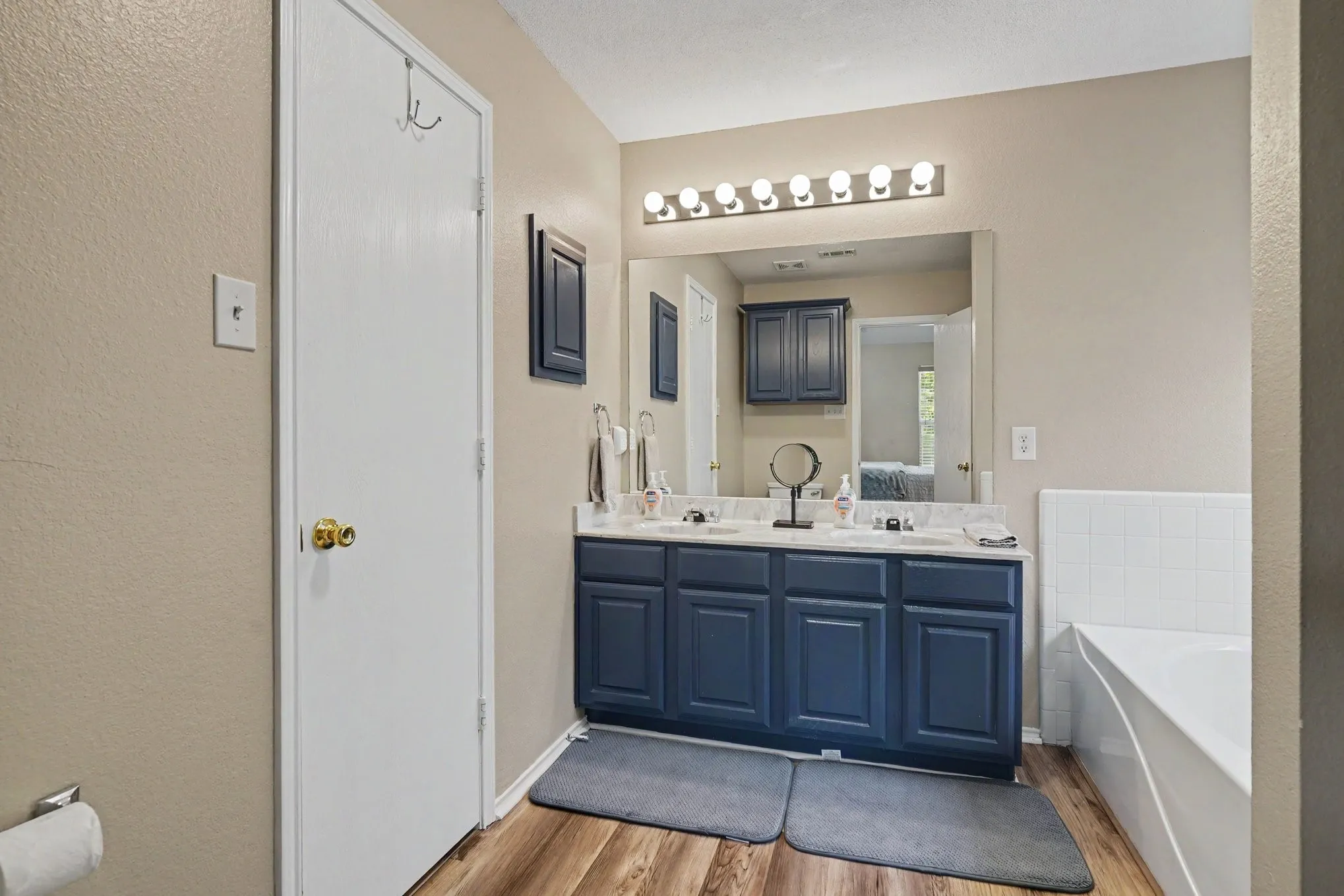 Single Family Residence For Sale in Tarrant County , 637 Oak View Court, Azle, Texas 76020, 3 Bedroom, 2 Bathroom, 2 Garage spaces, 1,564 Sqft, built in 2000, mls#21397788, Real Estate Agent in Azle, Homes For Sale in Tarrant county, Homes For Sale in Azle, Realtor in Azle Texas, Real Estate Brokerage Independent Realty Texas, Luminita Cordes Realtor
