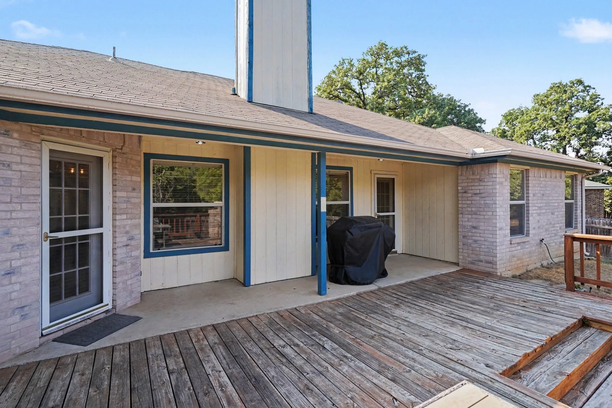 Single Family Residence For Sale in Tarrant County , 637 Oak View Court, Azle, Texas 76020, 3 Bedroom, 2 Bathroom, 2 Garage spaces, 1,564 Sqft, built in 2000, mls#21397788, Real Estate Agent in Azle, Homes For Sale in Tarrant county, Homes For Sale in Azle, Realtor in Azle Texas, Real Estate Brokerage Independent Realty Texas, Luminita Cordes Realtor