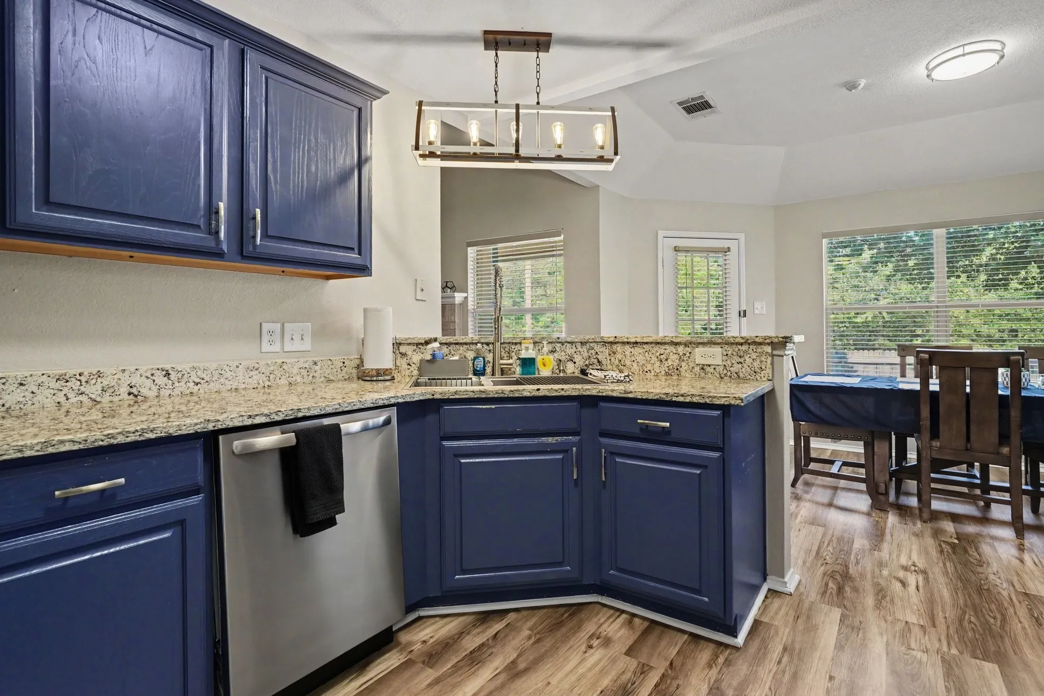 Single Family Residence For Sale in Tarrant County , 637 Oak View Court, Azle, Texas 76020, 3 Bedroom, 2 Bathroom, 2 Garage spaces, 1,564 Sqft, built in 2000, mls#21397788, Real Estate Agent in Azle, Homes For Sale in Tarrant county, Homes For Sale in Azle, Realtor in Azle Texas, Real Estate Brokerage Independent Realty Texas, Luminita Cordes Realtor