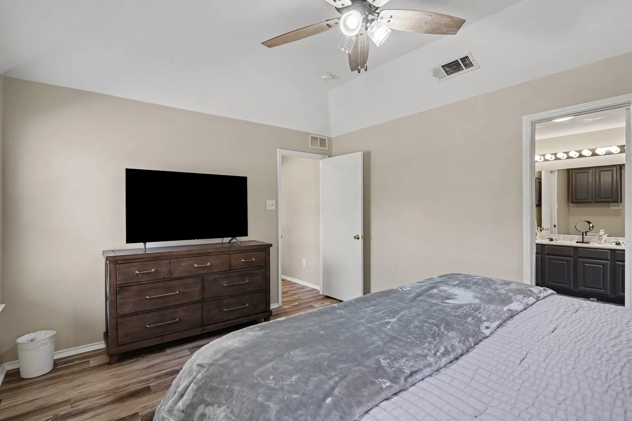 Single Family Residence For Sale in Tarrant County , 637 Oak View Court, Azle, Texas 76020, 3 Bedroom, 2 Bathroom, 2 Garage spaces, 1,564 Sqft, built in 2000, mls#21397788, Real Estate Agent in Azle, Homes For Sale in Tarrant county, Homes For Sale in Azle, Realtor in Azle Texas, Real Estate Brokerage Independent Realty Texas, Luminita Cordes Realtor