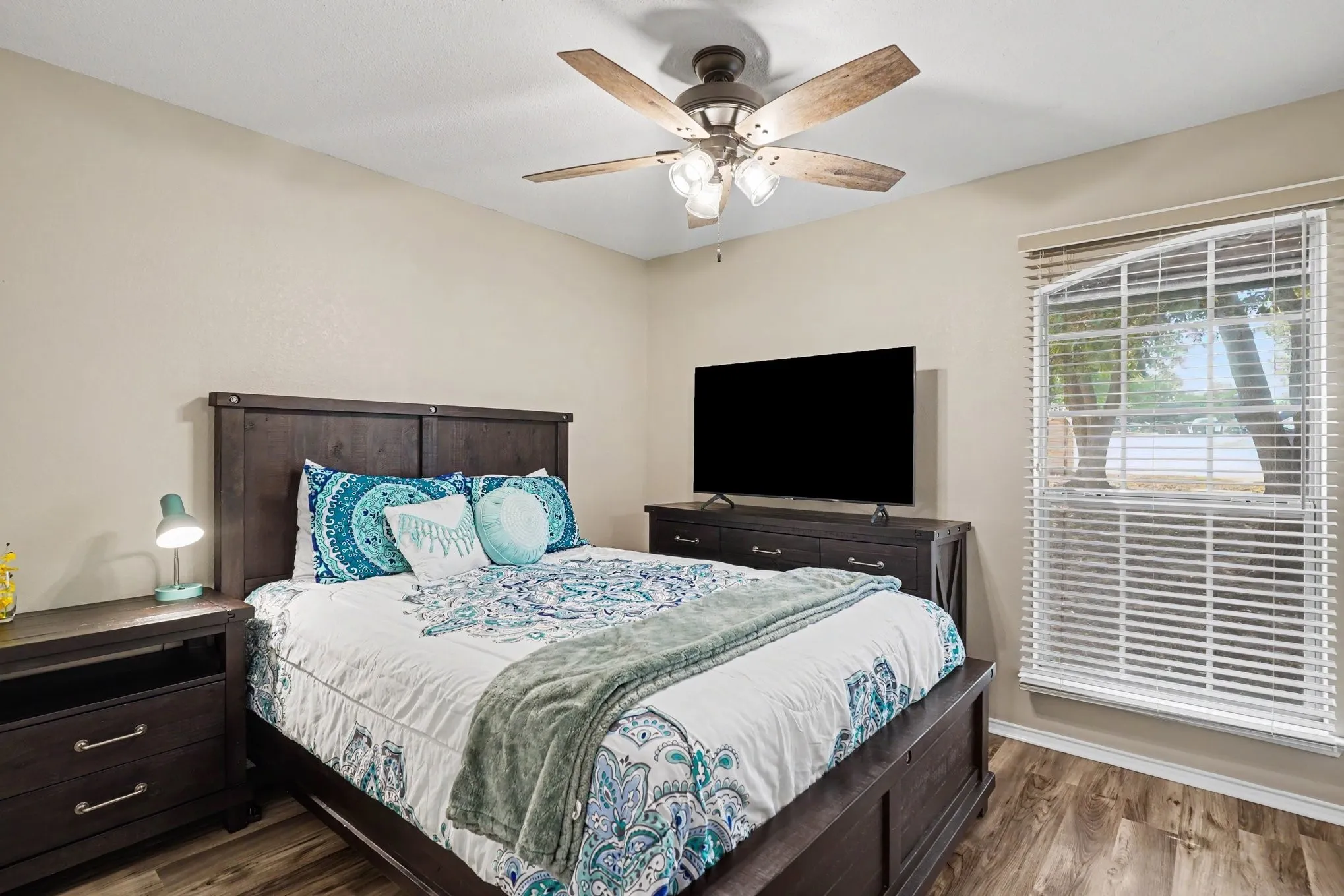 Single Family Residence For Sale in Tarrant County , 637 Oak View Court, Azle, Texas 76020, 3 Bedroom, 2 Bathroom, 2 Garage spaces, 1,564 Sqft, built in 2000, mls#21397788, Real Estate Agent in Azle, Homes For Sale in Tarrant county, Homes For Sale in Azle, Realtor in Azle Texas, Real Estate Brokerage Independent Realty Texas, Luminita Cordes Realtor