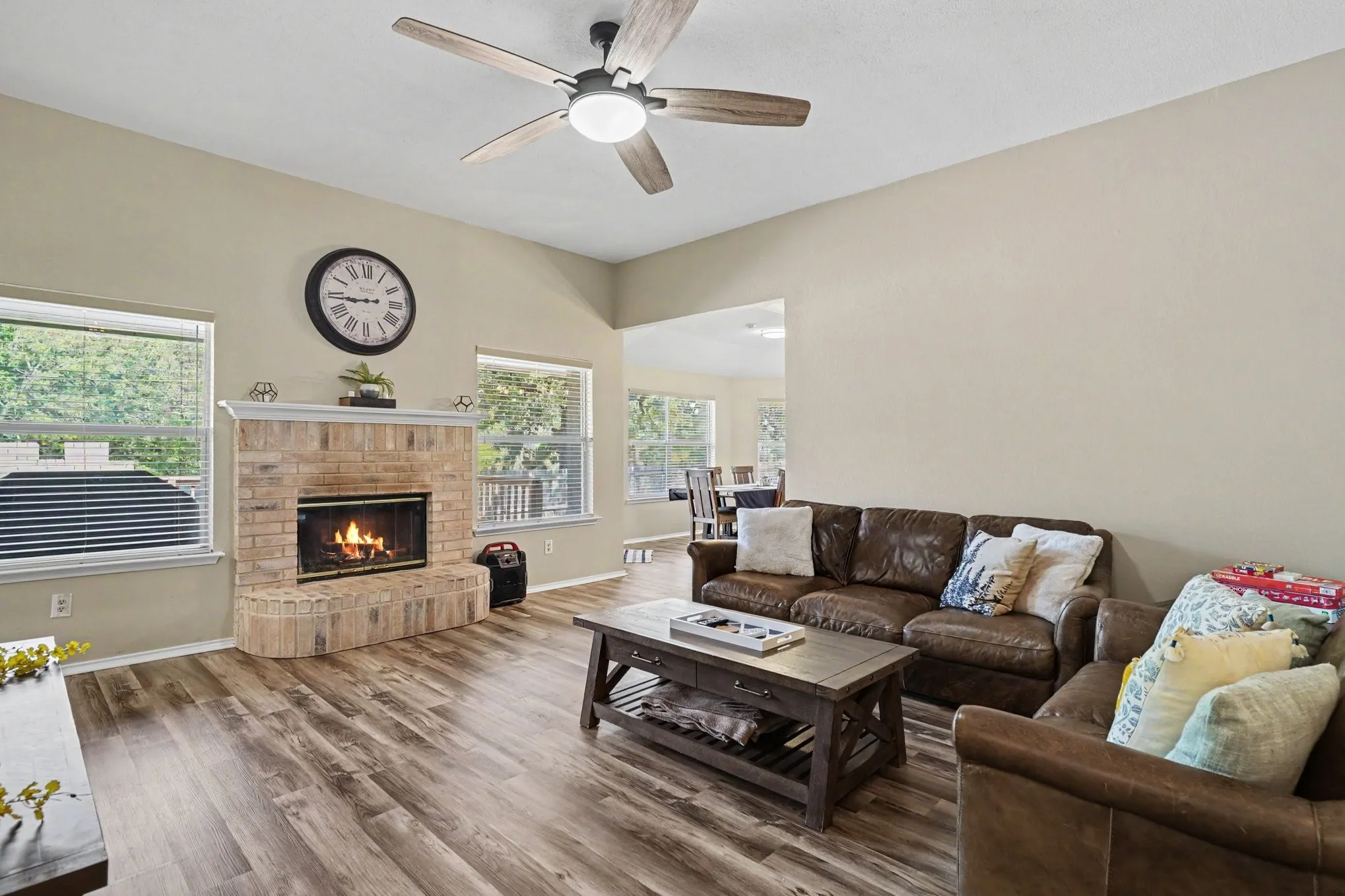 Single Family Residence For Sale in Tarrant County , 637 Oak View Court, Azle, Texas 76020, 3 Bedroom, 2 Bathroom, 2 Garage spaces, 1,564 Sqft, built in 2000, mls#21397788, Real Estate Agent in Azle, Homes For Sale in Tarrant county, Homes For Sale in Azle, Realtor in Azle Texas, Real Estate Brokerage Independent Realty Texas, Luminita Cordes Realtor