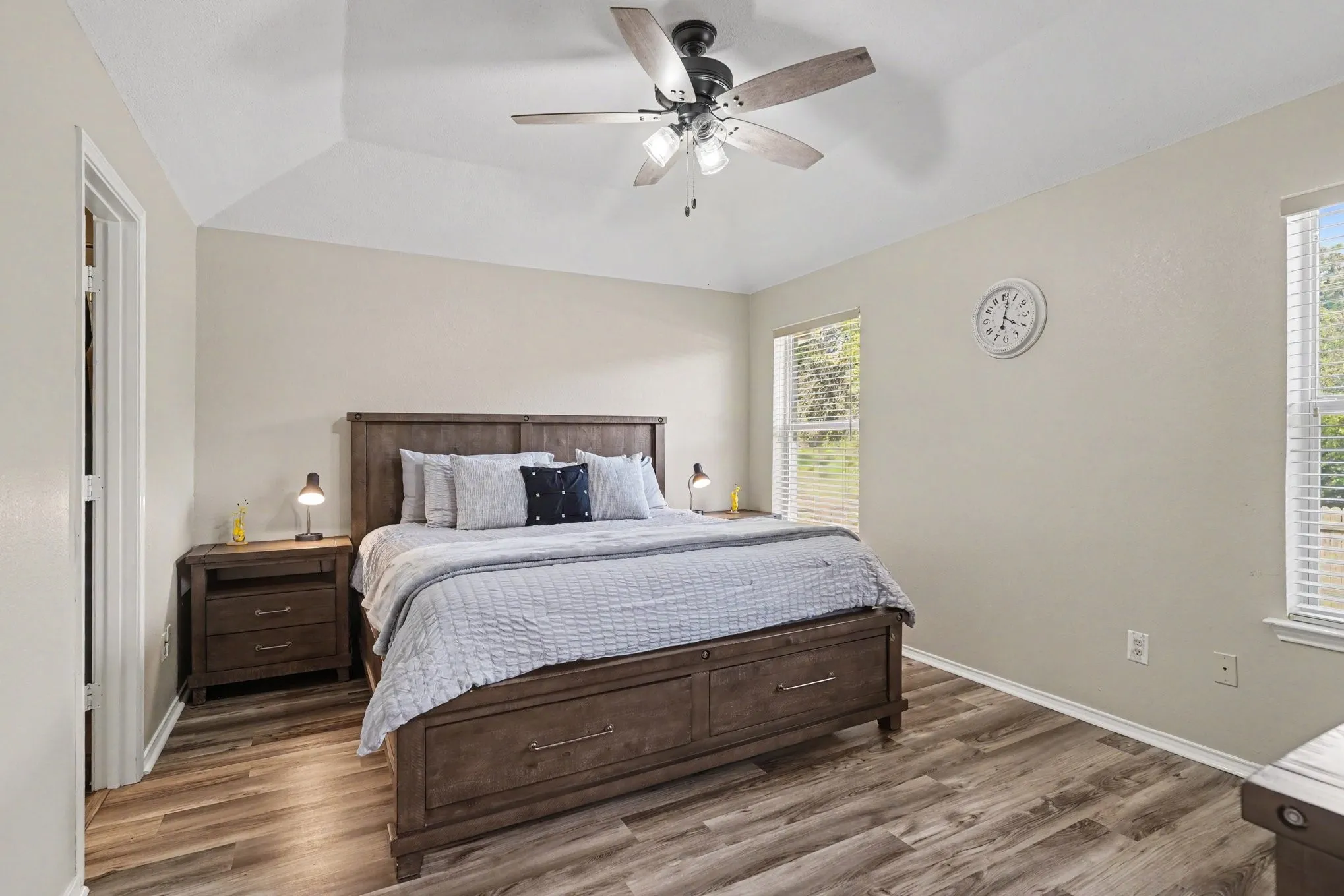 Single Family Residence For Sale in Tarrant County , 637 Oak View Court, Azle, Texas 76020, 3 Bedroom, 2 Bathroom, 2 Garage spaces, 1,564 Sqft, built in 2000, mls#21397788, Real Estate Agent in Azle, Homes For Sale in Tarrant county, Homes For Sale in Azle, Realtor in Azle Texas, Real Estate Brokerage Independent Realty Texas, Luminita Cordes Realtor