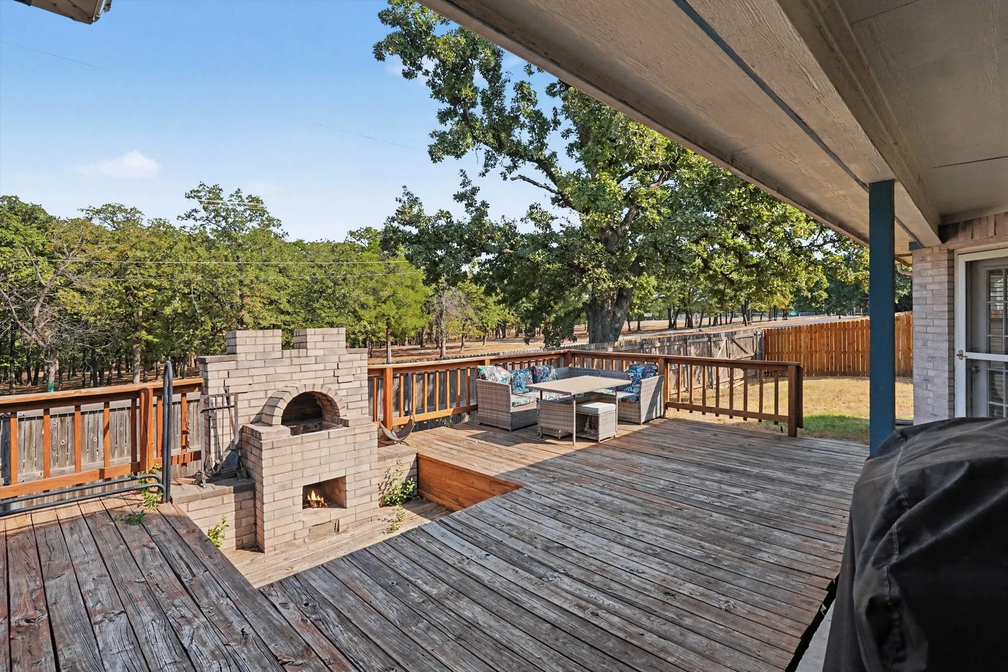 Single Family Residence For Sale in Tarrant County , 637 Oak View Court, Azle, Texas 76020, 3 Bedroom, 2 Bathroom, 2 Garage spaces, 1,564 Sqft, built in 2000, mls#21397788, Real Estate Agent in Azle, Homes For Sale in Tarrant county, Homes For Sale in Azle, Realtor in Azle Texas, Real Estate Brokerage Independent Realty Texas, Luminita Cordes Realtor