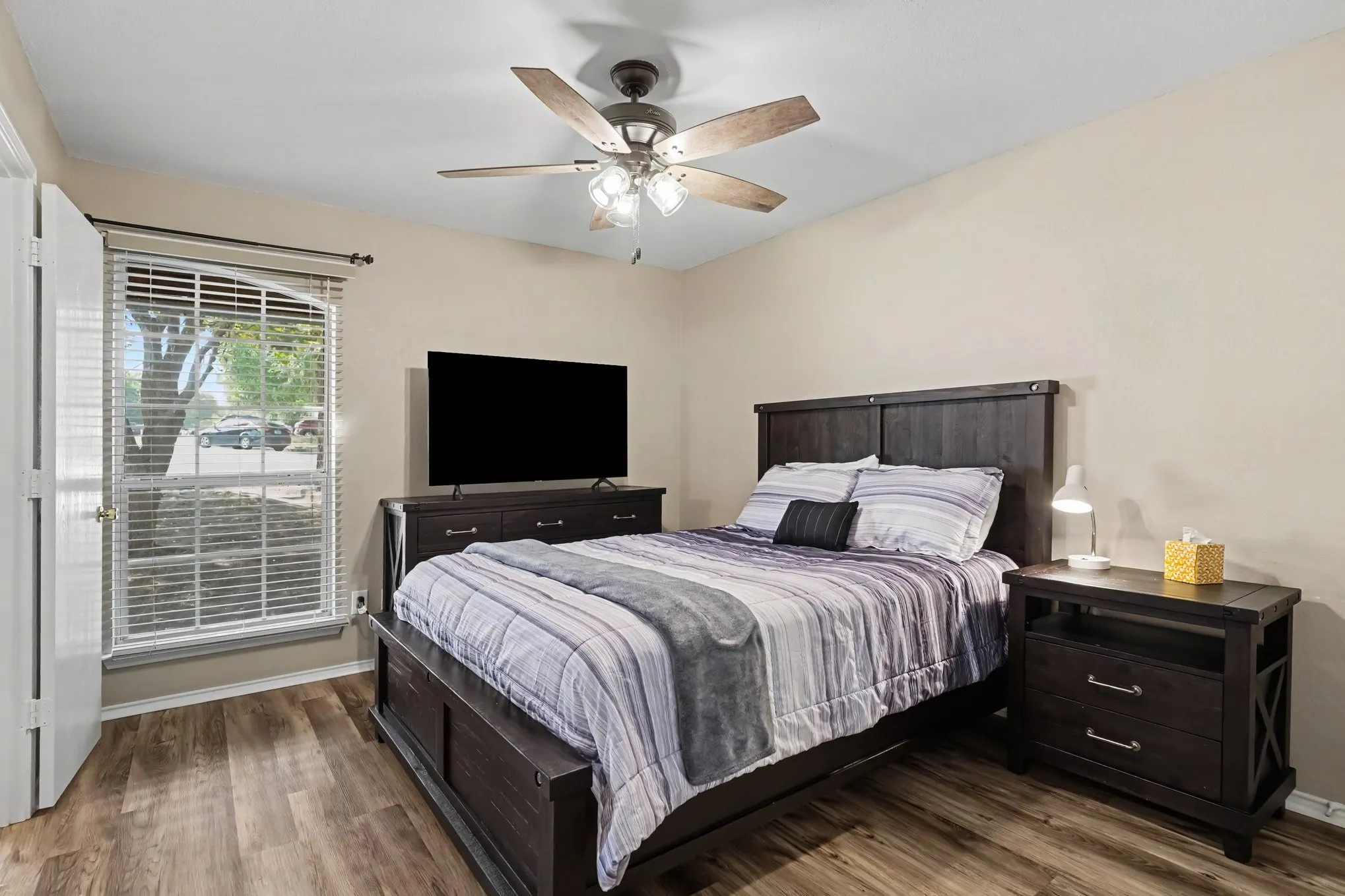 Single Family Residence For Sale in Tarrant County , 637 Oak View Court, Azle, Texas 76020, 3 Bedroom, 2 Bathroom, 2 Garage spaces, 1,564 Sqft, built in 2000, mls#21397788, Real Estate Agent in Azle, Homes For Sale in Tarrant county, Homes For Sale in Azle, Realtor in Azle Texas, Real Estate Brokerage Independent Realty Texas, Luminita Cordes Realtor