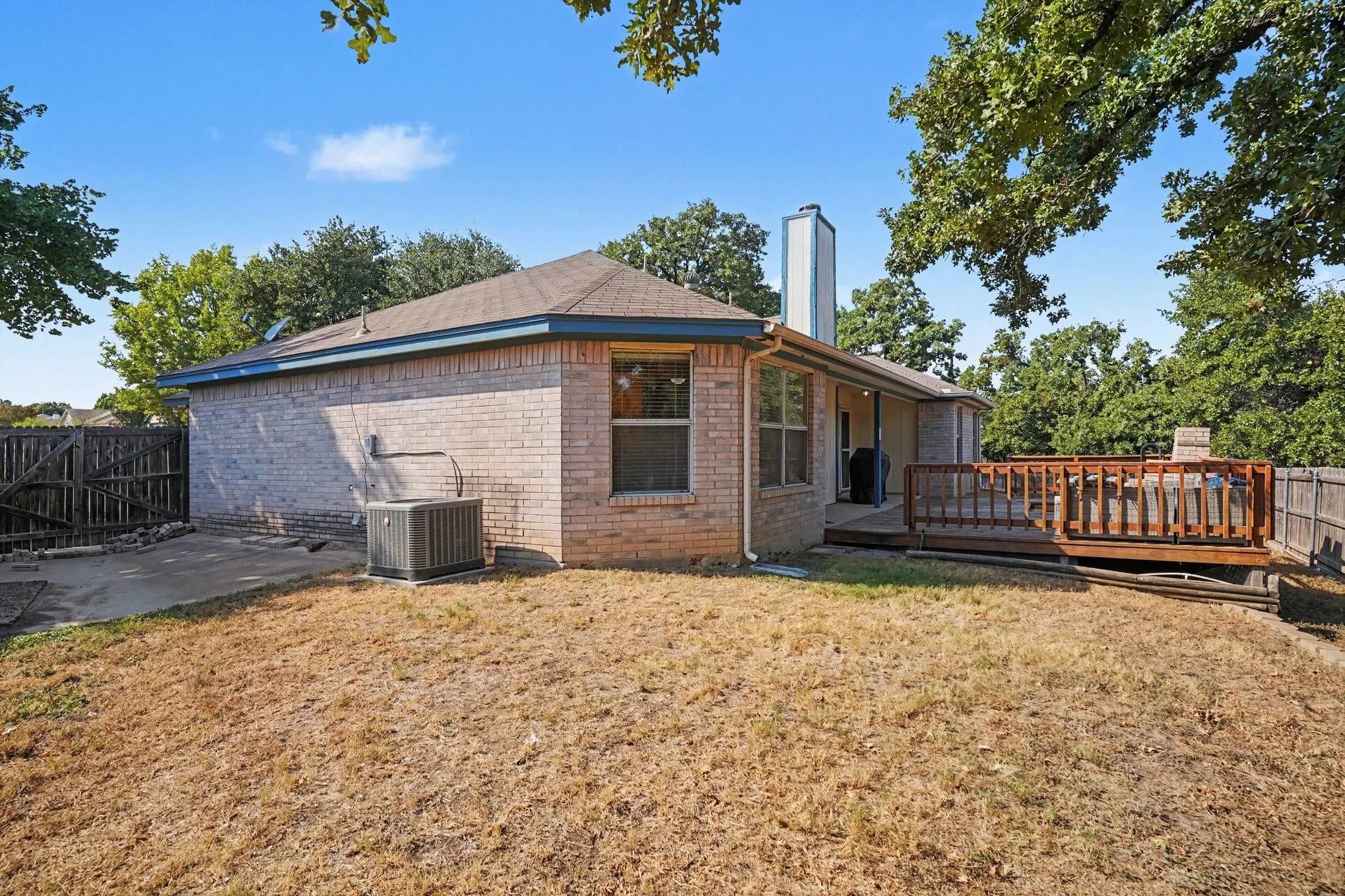 Single Family Residence For Sale in Tarrant County , 637 Oak View Court, Azle, Texas 76020, 3 Bedroom, 2 Bathroom, 2 Garage spaces, 1,564 Sqft, built in 2000, mls#21397788, Real Estate Agent in Azle, Homes For Sale in Tarrant county, Homes For Sale in Azle, Realtor in Azle Texas, Real Estate Brokerage Independent Realty Texas, Luminita Cordes Realtor
