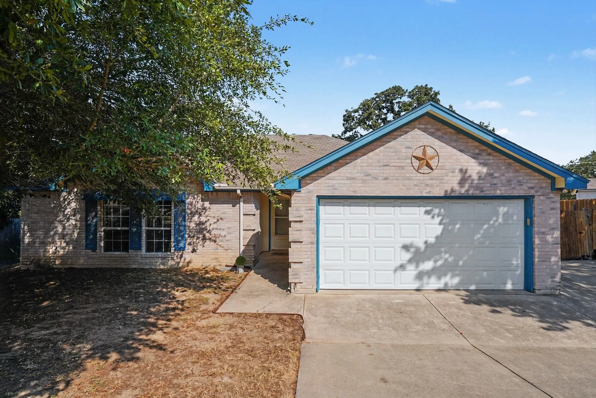 Single Family Residence For Sale in Tarrant County , 637 Oak View Court, Azle, Texas 76020, 3 Bedroom, 2 Bathroom, 2 Garage spaces, 1,564 Sqft, built in 2000, mls#21397788, Real Estate Agent in Azle, Homes For Sale in Tarrant county, Homes For Sale in Azle, Realtor in Azle Texas, Real Estate Brokerage Independent Realty Texas, Luminita Cordes Realtor